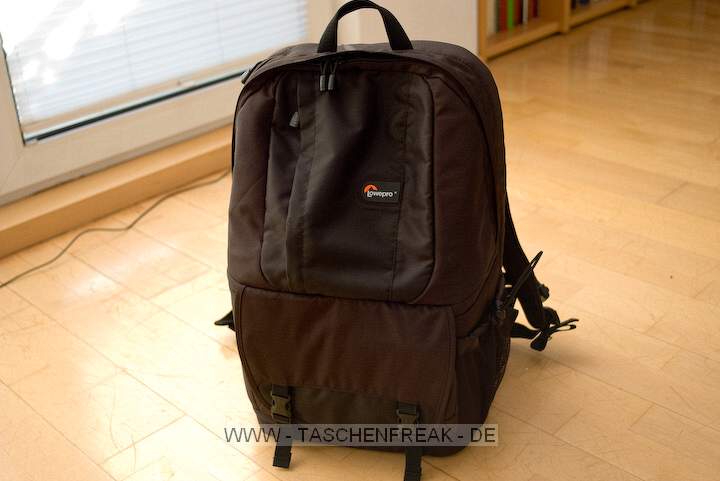 LOWEPRO FASTPACK 250\n\nFoto von Maximilian Schirmer - VIELEN DANK!\n\nKommentar des Nutzers:\n\nLowePro Fastpack 250\n\nDies ist mein erster Fotorucksack und auch meine erste Tasche von LowePro, das sollte ich eingangs vielleicht erwhnen, damit man meine Beurteilung einordnen kann. Ich werde den Fastpack im (Uni-)Alltag einsetzen, deshalb ist das Laptopfach Pflicht. Oft habe ich mich gergert, dass mein vorheriger Rucksack (Jack Wolfskin Brainstorm) die Kameraausrstung erst nach einiger Kramerei erreichbar machte. Dadurch habe ich so manche Chance auf ein schnes Foto verpasst und erhoffe mir vom Fastpack eine deutliche Verbesserung in Hinsicht auf den Schnellzugriff auf die Kamera.\n\nDer Rucksack ist extrem gut verarbeitet. Alle Reissverschlsse gehen butterweich und sind wohldurchdacht platziert. Das Laptopfach (fr Gerte bis 15.4 Zoll Widescreen) ist gut gepolstert, die Verwendung einer zustzlichen Neoprenhlle ist aber evtl. zu empfehlen.\n\nIm oberen Daypack-Fach lassen sich mhelos berlebensnotwendige Kleinigkeiten wie GPS-Logger, Taschenmesser, Netzteile, Notizbuch, Stifte oder Ausrstungsgegenstnde (kleines Stativ, Akkus, Speicherkarten, ...) verstauen. Eine Regenjacke findet auch ihren Platz. Der Boden, welcher das Daypack zur Fotoausrstung abtrennt, ist sehr solide und dick. Hier lassen sich also auch schwerere Gegenstnde unterbringen und eine ausgelaufene Flasche wird wohl nicht zu schnell die Kameraausrstung fluten. Auch wenn LowePro keine Regenhaube mitliefert, so ist eine entsprechende Unterbringungsmglichkeit im Deckel des Daypacks jedoch vorgesehen.\n\nDas Ausrstungsfach ist gestaltet wie bei den Slingshots und lsst sich recht variabel konfigurieren. Meine 5 Objektive (16/2.8, 28/2.8, 50/1.7, 135/2.8, 18-55 3.5~5.6) plus Kamera (Pentax K110D) und Blitz (Pentax AF360-FGZ) finden locker Platz, je nach Bauform lassen sich mindestens noch 3 bis 4 weitere verstauen. Auch ein Batteriegriff wrde kein Problem darstellen und passt noch locker an die verstaute Kamera.\n\nIch habe bemerkt, dass der Rucksack die Last extrem gut verteilt, die angenehm gepolsterten Trageriemen lassen auch lngere Touren mit voller Beladung zu, der Bauchgurt hilft zustzlich.\n\nNimmt man den Rucksack nur mit dem linken Trageriemen auf den Rcken, so lsst er sich in Slingshotmanier nach vorn ziehen und gestattet direkten Zugriff auf das Kamerafach.\n\nDer Fastpack 250 bietet zudem eine Vielzahl kleiner Fcher, die das sortierte Verstauen von Kleinteilen wie Akkus, Filter, Speicherkarten usw. extrem erleichtern. Mit meiner Ausstattung ist er wahrscheinlich nicht mal annhernd an der Grenze seiner Kapazitt.
