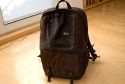 LOWEPRO FASTPACK 250\n\nFoto von Maximilian Schirmer - VIELEN DANK!\n\nKommentar des Nutzers:\n\nLowePro Fastpack 250\n\nDies ist mein erster Fotorucksack und auch meine erste Tasche von LowePro, das sollte ich eingangs vielleicht erwhnen, damit man meine Beurteilung einordnen kann. Ich werde den Fastpack im (Uni-)Alltag einsetzen, deshalb ist das Laptopfach Pflicht. Oft habe ich mich gergert, dass mein vorheriger Rucksack (Jack Wolfskin Brainstorm) die Kameraausrstung erst nach einiger Kramerei erreichbar machte. Dadurch habe ich so manche Chance auf ein schnes Foto verpasst und erhoffe mir vom Fastpack eine deutliche Verbesserung in Hinsicht auf den Schnellzugriff auf die Kamera.\n\nDer Rucksack ist extrem gut verarbeitet. Alle Reissverschlsse gehen butterweich und sind wohldurchdacht platziert. Das Laptopfach (fr Gerte bis 15.4 Zoll Widescreen) ist gut gepolstert, die Verwendung einer zustzlichen Neoprenhlle ist aber evtl. zu empfehlen.\n\nIm oberen Daypack-Fach lassen sich mhelos berlebensnotwendige Kleinigkeiten wie GPS-Logger, Taschenmesser, Netzteile, Notizbuch, Stifte oder Ausrstungsgegenstnde (kleines Stativ, Akkus, Speicherkarten, ...) verstauen. Eine Regenjacke findet auch ihren Platz. Der Boden, welcher das Daypack zur Fotoausrstung abtrennt, ist sehr solide und dick. Hier lassen sich also auch schwerere Gegenstnde unterbringen und eine ausgelaufene Flasche wird wohl nicht zu schnell die Kameraausrstung fluten. Auch wenn LowePro keine Regenhaube mitliefert, so ist eine entsprechende Unterbringungsmglichkeit im Deckel des Daypacks jedoch vorgesehen.\n\nDas Ausrstungsfach ist gestaltet wie bei den Slingshots und lsst sich recht variabel konfigurieren. Meine 5 Objektive (16/2.8, 28/2.8, 50/1.7, 135/2.8, 18-55 3.5~5.6) plus Kamera (Pentax K110D) und Blitz (Pentax AF360-FGZ) finden locker Platz, je nach Bauform lassen sich mindestens noch 3 bis 4 weitere verstauen. Auch ein Batteriegriff wrde kein Problem darstellen und passt noch locker an die verstaute Kamera.\n\nIch habe bemerkt, dass der Rucksack die Last extrem gut verteilt, die angenehm gepolsterten Trageriemen lassen auch lngere Touren mit voller Beladung zu, der Bauchgurt hilft zustzlich.\n\nNimmt man den Rucksack nur mit dem linken Trageriemen auf den Rcken, so lsst er sich in Slingshotmanier nach vorn ziehen und gestattet direkten Zugriff auf das Kamerafach.\n\nDer Fastpack 250 bietet zudem eine Vielzahl kleiner Fcher, die das sortierte Verstauen von Kleinteilen wie Akkus, Filter, Speicherkarten usw. extrem erleichtern. Mit meiner Ausstattung ist er wahrscheinlich nicht mal annhernd an der Grenze seiner Kapazitt.