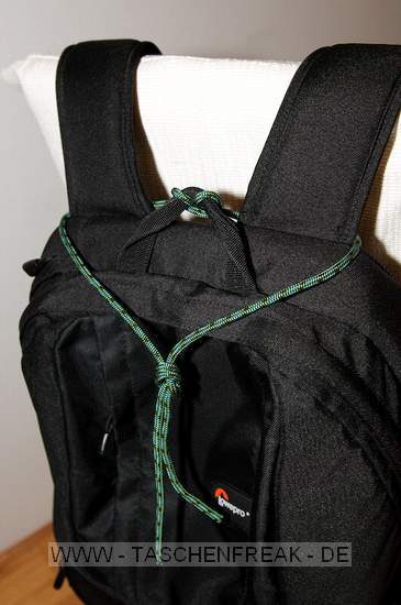 LOWEPRO FASTPACK 250\n\nFoto und Kommentar von Niki Pucher - VIELEN DANK!\n\nKommentar:\n\nHi,\n\nich hatte vor einiger Zeit einen "Fastpack250 Pimp" ins DSLR Forum einen Link reingestellt bei dem man sieht wie man ein Stativ darauf gut montieren kann. Hatte das ganze dann letzte Woche von meiner Seite genommen, da ich meine Seite umbaue. Bekomme aber immer wieder Emails, von Interessierten. Dachte mir eigentlich passt das ja gut zu eurer Seite ;)\n\nAlso hab ich neue Photos gemacht und schick sie euch.\n\nPhotos vom Innenleben gibt es genug, drum hab ich die rausgelassen. Was braucht man dazu: 1 kleines Kletterseil oder hnliches fr Oben und einen Riemen- bzw. Klettverschlussgurt fr Unten. Das Stativ mit 2 Beinen durchs Seil unten auch. Fr noch mehr Stabilitt unten in ein anderes Bein. Das Stativ klemmt sich selber noch zustzlich fest. Stativ auf den Bildern ist ein Manfrotto190XProB mit RRS Kopf.\n\nVorteile dieses Systems:\n.) Billig\n.) Stabil. Der Rucksack wackelt nicht beim Gehen (das obere Seil kann noch enger gemacht werden, aber fr mir reicht es so. Am Berg mache ich ihn etwas enger). Er steht stabil am Boden ohne Umfallen. Beim Zugriff auf die Kamera "Slingshotstyle" hlt es auch stabil! Auch berkopf (kann ja am Berg mal passieren, leider) hlt es.\n.) Man hat trotzdem einen schnellen Zugriff aufs Stativ.\n.) Man kann ein Stativ auf dem Fastpack montieren!\n\nlg\nNiki Pucher - http://www.grinst.org