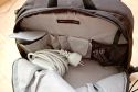 LOWEPRO FASTPACK 250\n\nFoto von Maximilian Schirmer - VIELEN DANK!\n\nKommentar des Nutzers:\n\nLowePro Fastpack 250\n\nDies ist mein erster Fotorucksack und auch meine erste Tasche von LowePro, das sollte ich eingangs vielleicht erwhnen, damit man meine Beurteilung einordnen kann. Ich werde den Fastpack im (Uni-)Alltag einsetzen, deshalb ist das Laptopfach Pflicht. Oft habe ich mich gergert, dass mein vorheriger Rucksack (Jack Wolfskin Brainstorm) die Kameraausrstung erst nach einiger Kramerei erreichbar machte. Dadurch habe ich so manche Chance auf ein schnes Foto verpasst und erhoffe mir vom Fastpack eine deutliche Verbesserung in Hinsicht auf den Schnellzugriff auf die Kamera.\n\nDer Rucksack ist extrem gut verarbeitet. Alle Reissverschlsse gehen butterweich und sind wohldurchdacht platziert. Das Laptopfach (fr Gerte bis 15.4 Zoll Widescreen) ist gut gepolstert, die Verwendung einer zustzlichen Neoprenhlle ist aber evtl. zu empfehlen.\n\nIm oberen Daypack-Fach lassen sich mhelos berlebensnotwendige Kleinigkeiten wie GPS-Logger, Taschenmesser, Netzteile, Notizbuch, Stifte oder Ausrstungsgegenstnde (kleines Stativ, Akkus, Speicherkarten, ...) verstauen. Eine Regenjacke findet auch ihren Platz. Der Boden, welcher das Daypack zur Fotoausrstung abtrennt, ist sehr solide und dick. Hier lassen sich also auch schwerere Gegenstnde unterbringen und eine ausgelaufene Flasche wird wohl nicht zu schnell die Kameraausrstung fluten. Auch wenn LowePro keine Regenhaube mitliefert, so ist eine entsprechende Unterbringungsmglichkeit im Deckel des Daypacks jedoch vorgesehen.\n\nDas Ausrstungsfach ist gestaltet wie bei den Slingshots und lsst sich recht variabel konfigurieren. Meine 5 Objektive (16/2.8, 28/2.8, 50/1.7, 135/2.8, 18-55 3.5~5.6) plus Kamera (Pentax K110D) und Blitz (Pentax AF360-FGZ) finden locker Platz, je nach Bauform lassen sich mindestens noch 3 bis 4 weitere verstauen. Auch ein Batteriegriff wrde kein Problem darstellen und passt noch locker an die verstaute Kamera.\n\nIch habe bemerkt, dass der Rucksack die Last extrem gut verteilt, die angenehm gepolsterten Trageriemen lassen auch lngere Touren mit voller Beladung zu, der Bauchgurt hilft zustzlich.\n\nNimmt man den Rucksack nur mit dem linken Trageriemen auf den Rcken, so lsst er sich in Slingshotmanier nach vorn ziehen und gestattet direkten Zugriff auf das Kamerafach.\n\nDer Fastpack 250 bietet zudem eine Vielzahl kleiner Fcher, die das sortierte Verstauen von Kleinteilen wie Akkus, Filter, Speicherkarten usw. extrem erleichtern. Mit meiner Ausstattung ist er wahrscheinlich nicht mal annhernd an der Grenze seiner Kapazitt.