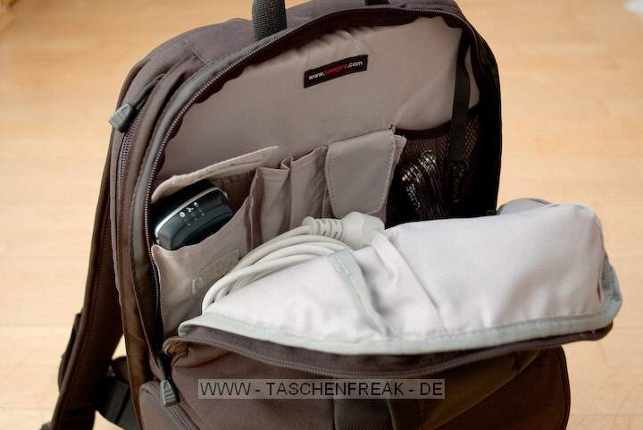 LOWEPRO FASTPACK 250\n\nFoto von Maximilian Schirmer - VIELEN DANK!\n\nKommentar des Nutzers:\n\nLowePro Fastpack 250\n\nDies ist mein erster Fotorucksack und auch meine erste Tasche von LowePro, das sollte ich eingangs vielleicht erwähnen, damit man meine Beurteilung einordnen kann. Ich werde den Fastpack im (Uni-)Alltag einsetzen, deshalb ist das Laptopfach Pflicht. Oft habe ich mich geärgert, dass mein vorheriger Rucksack (Jack Wolfskin Brainstorm) die Kameraausrüstung erst nach einiger Kramerei erreichbar machte. Dadurch habe ich so manche Chance auf ein schönes Foto verpasst und erhoffe mir vom Fastpack eine deutliche Verbesserung in Hinsicht auf den Schnellzugriff auf die Kamera.\n\nDer Rucksack ist extrem gut verarbeitet. Alle Reissverschlüsse gehen butterweich und sind wohldurchdacht platziert. Das Laptopfach (für Geräte bis 15.4 Zoll Widescreen) ist gut gepolstert, die Verwendung einer zusätzlichen Neoprenhülle ist aber evtl. zu empfehlen.\n\nIm oberen Daypack-Fach lassen sich mühelos überlebensnotwendige Kleinigkeiten wie GPS-Logger, Taschenmesser, Netzteile, Notizbuch, Stifte oder Ausrüstungsgegenstände (kleines Stativ, Akkus, Speicherkarten, ...) verstauen. Eine Regenjacke findet auch ihren Platz. Der Boden, welcher das Daypack zur Fotoausrüstung abtrennt, ist sehr solide und dick. Hier lassen sich also auch schwerere Gegenstände unterbringen und eine ausgelaufene Flasche wird wohl nicht zu schnell die Kameraausrüstung fluten. Auch wenn LowePro keine Regenhaube mitliefert, so ist eine entsprechende Unterbringungsmöglichkeit im Deckel des Daypacks jedoch vorgesehen.\n\nDas Ausrüstungsfach ist gestaltet wie bei den Slingshots und lässt sich recht variabel konfigurieren. Meine 5 Objektive (16/2.8, 28/2.8, 50/1.7, 135/2.8, 18-55 3.5~5.6) plus Kamera (Pentax K110D) und Blitz (Pentax AF360-FGZ) finden locker Platz, je nach Bauform lassen sich mindestens noch 3 bis 4 weitere verstauen. Auch ein Batteriegriff würde kein Problem darstellen und passt noch locker an die verstaute Kamera.\n\nIch habe bemerkt, dass der Rucksack die Last extrem gut verteilt, die angenehm gepolsterten Trageriemen lassen auch längere Touren mit voller Beladung zu, der Bauchgurt hilft zusätzlich.\n\nNimmt man den Rucksack nur mit dem linken Trageriemen auf den Rücken, so lässt er sich in Slingshotmanier nach vorn ziehen und gestattet direkten Zugriff auf das Kamerafach.\n\nDer Fastpack 250 bietet zudem eine Vielzahl kleiner Fächer, die das sortierte Verstauen von Kleinteilen wie Akkus, Filter, Speicherkarten usw. extrem erleichtern. Mit meiner Ausstattung ist er wahrscheinlich nicht mal annähernd an der Grenze seiner Kapazität.