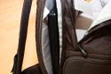LOWEPRO FASTPACK 250\n\nFoto von Maximilian Schirmer - VIELEN DANK!\n\nKommentar des Nutzers:\n\nLowePro Fastpack 250\n\nDies ist mein erster Fotorucksack und auch meine erste Tasche von LowePro, das sollte ich eingangs vielleicht erwhnen, damit man meine Beurteilung einordnen kann. Ich werde den Fastpack im (Uni-)Alltag einsetzen, deshalb ist das Laptopfach Pflicht. Oft habe ich mich gergert, dass mein vorheriger Rucksack (Jack Wolfskin Brainstorm) die Kameraausrstung erst nach einiger Kramerei erreichbar machte. Dadurch habe ich so manche Chance auf ein schnes Foto verpasst und erhoffe mir vom Fastpack eine deutliche Verbesserung in Hinsicht auf den Schnellzugriff auf die Kamera.\n\nDer Rucksack ist extrem gut verarbeitet. Alle Reissverschlsse gehen butterweich und sind wohldurchdacht platziert. Das Laptopfach (fr Gerte bis 15.4 Zoll Widescreen) ist gut gepolstert, die Verwendung einer zustzlichen Neoprenhlle ist aber evtl. zu empfehlen.\n\nIm oberen Daypack-Fach lassen sich mhelos berlebensnotwendige Kleinigkeiten wie GPS-Logger, Taschenmesser, Netzteile, Notizbuch, Stifte oder Ausrstungsgegenstnde (kleines Stativ, Akkus, Speicherkarten, ...) verstauen. Eine Regenjacke findet auch ihren Platz. Der Boden, welcher das Daypack zur Fotoausrstung abtrennt, ist sehr solide und dick. Hier lassen sich also auch schwerere Gegenstnde unterbringen und eine ausgelaufene Flasche wird wohl nicht zu schnell die Kameraausrstung fluten. Auch wenn LowePro keine Regenhaube mitliefert, so ist eine entsprechende Unterbringungsmglichkeit im Deckel des Daypacks jedoch vorgesehen.\n\nDas Ausrstungsfach ist gestaltet wie bei den Slingshots und lsst sich recht variabel konfigurieren. Meine 5 Objektive (16/2.8, 28/2.8, 50/1.7, 135/2.8, 18-55 3.5~5.6) plus Kamera (Pentax K110D) und Blitz (Pentax AF360-FGZ) finden locker Platz, je nach Bauform lassen sich mindestens noch 3 bis 4 weitere verstauen. Auch ein Batteriegriff wrde kein Problem darstellen und passt noch locker an die verstaute Kamera.\n\nIch habe bemerkt, dass der Rucksack die Last extrem gut verteilt, die angenehm gepolsterten Trageriemen lassen auch lngere Touren mit voller Beladung zu, der Bauchgurt hilft zustzlich.\n\nNimmt man den Rucksack nur mit dem linken Trageriemen auf den Rcken, so lsst er sich in Slingshotmanier nach vorn ziehen und gestattet direkten Zugriff auf das Kamerafach.\n\nDer Fastpack 250 bietet zudem eine Vielzahl kleiner Fcher, die das sortierte Verstauen von Kleinteilen wie Akkus, Filter, Speicherkarten usw. extrem erleichtern. Mit meiner Ausstattung ist er wahrscheinlich nicht mal annhernd an der Grenze seiner Kapazitt.