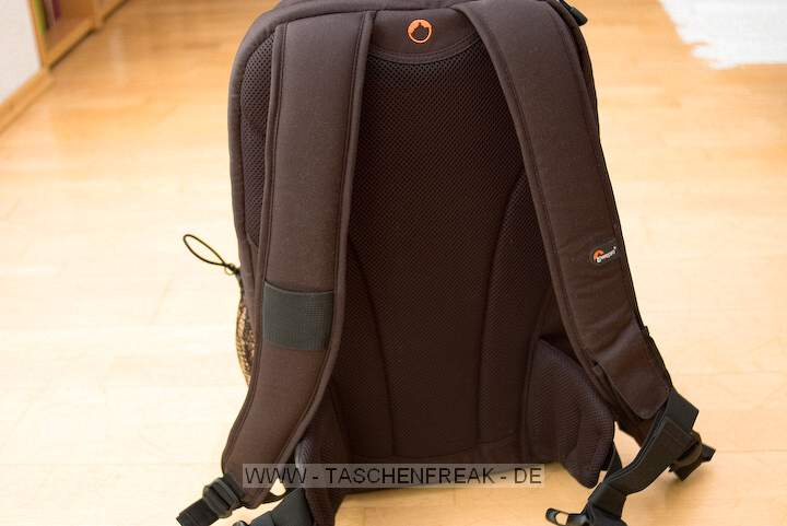 LOWEPRO FASTPACK 250\n\nFoto von Maximilian Schirmer - VIELEN DANK!\n\nKommentar des Nutzers:\n\nLowePro Fastpack 250\n\nDies ist mein erster Fotorucksack und auch meine erste Tasche von LowePro, das sollte ich eingangs vielleicht erwhnen, damit man meine Beurteilung einordnen kann. Ich werde den Fastpack im (Uni-)Alltag einsetzen, deshalb ist das Laptopfach Pflicht. Oft habe ich mich gergert, dass mein vorheriger Rucksack (Jack Wolfskin Brainstorm) die Kameraausrstung erst nach einiger Kramerei erreichbar machte. Dadurch habe ich so manche Chance auf ein schnes Foto verpasst und erhoffe mir vom Fastpack eine deutliche Verbesserung in Hinsicht auf den Schnellzugriff auf die Kamera.\n\nDer Rucksack ist extrem gut verarbeitet. Alle Reissverschlsse gehen butterweich und sind wohldurchdacht platziert. Das Laptopfach (fr Gerte bis 15.4 Zoll Widescreen) ist gut gepolstert, die Verwendung einer zustzlichen Neoprenhlle ist aber evtl. zu empfehlen.\n\nIm oberen Daypack-Fach lassen sich mhelos berlebensnotwendige Kleinigkeiten wie GPS-Logger, Taschenmesser, Netzteile, Notizbuch, Stifte oder Ausrstungsgegenstnde (kleines Stativ, Akkus, Speicherkarten, ...) verstauen. Eine Regenjacke findet auch ihren Platz. Der Boden, welcher das Daypack zur Fotoausrstung abtrennt, ist sehr solide und dick. Hier lassen sich also auch schwerere Gegenstnde unterbringen und eine ausgelaufene Flasche wird wohl nicht zu schnell die Kameraausrstung fluten. Auch wenn LowePro keine Regenhaube mitliefert, so ist eine entsprechende Unterbringungsmglichkeit im Deckel des Daypacks jedoch vorgesehen.\n\nDas Ausrstungsfach ist gestaltet wie bei den Slingshots und lsst sich recht variabel konfigurieren. Meine 5 Objektive (16/2.8, 28/2.8, 50/1.7, 135/2.8, 18-55 3.5~5.6) plus Kamera (Pentax K110D) und Blitz (Pentax AF360-FGZ) finden locker Platz, je nach Bauform lassen sich mindestens noch 3 bis 4 weitere verstauen. Auch ein Batteriegriff wrde kein Problem darstellen und passt noch locker an die verstaute Kamera.\n\nIch habe bemerkt, dass der Rucksack die Last extrem gut verteilt, die angenehm gepolsterten Trageriemen lassen auch lngere Touren mit voller Beladung zu, der Bauchgurt hilft zustzlich.\n\nNimmt man den Rucksack nur mit dem linken Trageriemen auf den Rcken, so lsst er sich in Slingshotmanier nach vorn ziehen und gestattet direkten Zugriff auf das Kamerafach.\n\nDer Fastpack 250 bietet zudem eine Vielzahl kleiner Fcher, die das sortierte Verstauen von Kleinteilen wie Akkus, Filter, Speicherkarten usw. extrem erleichtern. Mit meiner Ausstattung ist er wahrscheinlich nicht mal annhernd an der Grenze seiner Kapazitt.
