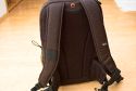 LOWEPRO FASTPACK 250\n\nFoto von Maximilian Schirmer - VIELEN DANK!\n\nKommentar des Nutzers:\n\nLowePro Fastpack 250\n\nDies ist mein erster Fotorucksack und auch meine erste Tasche von LowePro, das sollte ich eingangs vielleicht erwhnen, damit man meine Beurteilung einordnen kann. Ich werde den Fastpack im (Uni-)Alltag einsetzen, deshalb ist das Laptopfach Pflicht. Oft habe ich mich gergert, dass mein vorheriger Rucksack (Jack Wolfskin Brainstorm) die Kameraausrstung erst nach einiger Kramerei erreichbar machte. Dadurch habe ich so manche Chance auf ein schnes Foto verpasst und erhoffe mir vom Fastpack eine deutliche Verbesserung in Hinsicht auf den Schnellzugriff auf die Kamera.\n\nDer Rucksack ist extrem gut verarbeitet. Alle Reissverschlsse gehen butterweich und sind wohldurchdacht platziert. Das Laptopfach (fr Gerte bis 15.4 Zoll Widescreen) ist gut gepolstert, die Verwendung einer zustzlichen Neoprenhlle ist aber evtl. zu empfehlen.\n\nIm oberen Daypack-Fach lassen sich mhelos berlebensnotwendige Kleinigkeiten wie GPS-Logger, Taschenmesser, Netzteile, Notizbuch, Stifte oder Ausrstungsgegenstnde (kleines Stativ, Akkus, Speicherkarten, ...) verstauen. Eine Regenjacke findet auch ihren Platz. Der Boden, welcher das Daypack zur Fotoausrstung abtrennt, ist sehr solide und dick. Hier lassen sich also auch schwerere Gegenstnde unterbringen und eine ausgelaufene Flasche wird wohl nicht zu schnell die Kameraausrstung fluten. Auch wenn LowePro keine Regenhaube mitliefert, so ist eine entsprechende Unterbringungsmglichkeit im Deckel des Daypacks jedoch vorgesehen.\n\nDas Ausrstungsfach ist gestaltet wie bei den Slingshots und lsst sich recht variabel konfigurieren. Meine 5 Objektive (16/2.8, 28/2.8, 50/1.7, 135/2.8, 18-55 3.5~5.6) plus Kamera (Pentax K110D) und Blitz (Pentax AF360-FGZ) finden locker Platz, je nach Bauform lassen sich mindestens noch 3 bis 4 weitere verstauen. Auch ein Batteriegriff wrde kein Problem darstellen und passt noch locker an die verstaute Kamera.\n\nIch habe bemerkt, dass der Rucksack die Last extrem gut verteilt, die angenehm gepolsterten Trageriemen lassen auch lngere Touren mit voller Beladung zu, der Bauchgurt hilft zustzlich.\n\nNimmt man den Rucksack nur mit dem linken Trageriemen auf den Rcken, so lsst er sich in Slingshotmanier nach vorn ziehen und gestattet direkten Zugriff auf das Kamerafach.\n\nDer Fastpack 250 bietet zudem eine Vielzahl kleiner Fcher, die das sortierte Verstauen von Kleinteilen wie Akkus, Filter, Speicherkarten usw. extrem erleichtern. Mit meiner Ausstattung ist er wahrscheinlich nicht mal annhernd an der Grenze seiner Kapazitt.