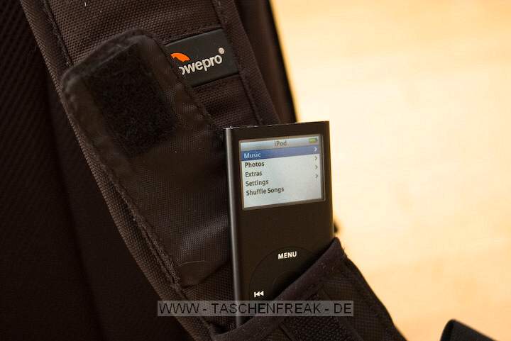 LOWEPRO FASTPACK 250\n\nFoto von Maximilian Schirmer - VIELEN DANK!\n\nKommentar des Nutzers:\n\nLowePro Fastpack 250\n\nDies ist mein erster Fotorucksack und auch meine erste Tasche von LowePro, das sollte ich eingangs vielleicht erwhnen, damit man meine Beurteilung einordnen kann. Ich werde den Fastpack im (Uni-)Alltag einsetzen, deshalb ist das Laptopfach Pflicht. Oft habe ich mich gergert, dass mein vorheriger Rucksack (Jack Wolfskin Brainstorm) die Kameraausrstung erst nach einiger Kramerei erreichbar machte. Dadurch habe ich so manche Chance auf ein schnes Foto verpasst und erhoffe mir vom Fastpack eine deutliche Verbesserung in Hinsicht auf den Schnellzugriff auf die Kamera.\n\nDer Rucksack ist extrem gut verarbeitet. Alle Reissverschlsse gehen butterweich und sind wohldurchdacht platziert. Das Laptopfach (fr Gerte bis 15.4 Zoll Widescreen) ist gut gepolstert, die Verwendung einer zustzlichen Neoprenhlle ist aber evtl. zu empfehlen.\n\nIm oberen Daypack-Fach lassen sich mhelos berlebensnotwendige Kleinigkeiten wie GPS-Logger, Taschenmesser, Netzteile, Notizbuch, Stifte oder Ausrstungsgegenstnde (kleines Stativ, Akkus, Speicherkarten, ...) verstauen. Eine Regenjacke findet auch ihren Platz. Der Boden, welcher das Daypack zur Fotoausrstung abtrennt, ist sehr solide und dick. Hier lassen sich also auch schwerere Gegenstnde unterbringen und eine ausgelaufene Flasche wird wohl nicht zu schnell die Kameraausrstung fluten. Auch wenn LowePro keine Regenhaube mitliefert, so ist eine entsprechende Unterbringungsmglichkeit im Deckel des Daypacks jedoch vorgesehen.\n\nDas Ausrstungsfach ist gestaltet wie bei den Slingshots und lsst sich recht variabel konfigurieren. Meine 5 Objektive (16/2.8, 28/2.8, 50/1.7, 135/2.8, 18-55 3.5~5.6) plus Kamera (Pentax K110D) und Blitz (Pentax AF360-FGZ) finden locker Platz, je nach Bauform lassen sich mindestens noch 3 bis 4 weitere verstauen. Auch ein Batteriegriff wrde kein Problem darstellen und passt noch locker an die verstaute Kamera.\n\nIch habe bemerkt, dass der Rucksack die Last extrem gut verteilt, die angenehm gepolsterten Trageriemen lassen auch lngere Touren mit voller Beladung zu, der Bauchgurt hilft zustzlich.\n\nNimmt man den Rucksack nur mit dem linken Trageriemen auf den Rcken, so lsst er sich in Slingshotmanier nach vorn ziehen und gestattet direkten Zugriff auf das Kamerafach.\n\nDer Fastpack 250 bietet zudem eine Vielzahl kleiner Fcher, die das sortierte Verstauen von Kleinteilen wie Akkus, Filter, Speicherkarten usw. extrem erleichtern. Mit meiner Ausstattung ist er wahrscheinlich nicht mal annhernd an der Grenze seiner Kapazitt.