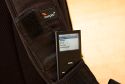 LOWEPRO FASTPACK 250\n\nFoto von Maximilian Schirmer - VIELEN DANK!\n\nKommentar des Nutzers:\n\nLowePro Fastpack 250\n\nDies ist mein erster Fotorucksack und auch meine erste Tasche von LowePro, das sollte ich eingangs vielleicht erwhnen, damit man meine Beurteilung einordnen kann. Ich werde den Fastpack im (Uni-)Alltag einsetzen, deshalb ist das Laptopfach Pflicht. Oft habe ich mich gergert, dass mein vorheriger Rucksack (Jack Wolfskin Brainstorm) die Kameraausrstung erst nach einiger Kramerei erreichbar machte. Dadurch habe ich so manche Chance auf ein schnes Foto verpasst und erhoffe mir vom Fastpack eine deutliche Verbesserung in Hinsicht auf den Schnellzugriff auf die Kamera.\n\nDer Rucksack ist extrem gut verarbeitet. Alle Reissverschlsse gehen butterweich und sind wohldurchdacht platziert. Das Laptopfach (fr Gerte bis 15.4 Zoll Widescreen) ist gut gepolstert, die Verwendung einer zustzlichen Neoprenhlle ist aber evtl. zu empfehlen.\n\nIm oberen Daypack-Fach lassen sich mhelos berlebensnotwendige Kleinigkeiten wie GPS-Logger, Taschenmesser, Netzteile, Notizbuch, Stifte oder Ausrstungsgegenstnde (kleines Stativ, Akkus, Speicherkarten, ...) verstauen. Eine Regenjacke findet auch ihren Platz. Der Boden, welcher das Daypack zur Fotoausrstung abtrennt, ist sehr solide und dick. Hier lassen sich also auch schwerere Gegenstnde unterbringen und eine ausgelaufene Flasche wird wohl nicht zu schnell die Kameraausrstung fluten. Auch wenn LowePro keine Regenhaube mitliefert, so ist eine entsprechende Unterbringungsmglichkeit im Deckel des Daypacks jedoch vorgesehen.\n\nDas Ausrstungsfach ist gestaltet wie bei den Slingshots und lsst sich recht variabel konfigurieren. Meine 5 Objektive (16/2.8, 28/2.8, 50/1.7, 135/2.8, 18-55 3.5~5.6) plus Kamera (Pentax K110D) und Blitz (Pentax AF360-FGZ) finden locker Platz, je nach Bauform lassen sich mindestens noch 3 bis 4 weitere verstauen. Auch ein Batteriegriff wrde kein Problem darstellen und passt noch locker an die verstaute Kamera.\n\nIch habe bemerkt, dass der Rucksack die Last extrem gut verteilt, die angenehm gepolsterten Trageriemen lassen auch lngere Touren mit voller Beladung zu, der Bauchgurt hilft zustzlich.\n\nNimmt man den Rucksack nur mit dem linken Trageriemen auf den Rcken, so lsst er sich in Slingshotmanier nach vorn ziehen und gestattet direkten Zugriff auf das Kamerafach.\n\nDer Fastpack 250 bietet zudem eine Vielzahl kleiner Fcher, die das sortierte Verstauen von Kleinteilen wie Akkus, Filter, Speicherkarten usw. extrem erleichtern. Mit meiner Ausstattung ist er wahrscheinlich nicht mal annhernd an der Grenze seiner Kapazitt.
