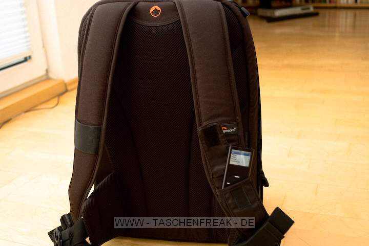 LOWEPRO FASTPACK 250\n\nFoto von Maximilian Schirmer - VIELEN DANK!\n\nKommentar des Nutzers:\n\nLowePro Fastpack 250\n\nDies ist mein erster Fotorucksack und auch meine erste Tasche von LowePro, das sollte ich eingangs vielleicht erwhnen, damit man meine Beurteilung einordnen kann. Ich werde den Fastpack im (Uni-)Alltag einsetzen, deshalb ist das Laptopfach Pflicht. Oft habe ich mich gergert, dass mein vorheriger Rucksack (Jack Wolfskin Brainstorm) die Kameraausrstung erst nach einiger Kramerei erreichbar machte. Dadurch habe ich so manche Chance auf ein schnes Foto verpasst und erhoffe mir vom Fastpack eine deutliche Verbesserung in Hinsicht auf den Schnellzugriff auf die Kamera.\n\nDer Rucksack ist extrem gut verarbeitet. Alle Reissverschlsse gehen butterweich und sind wohldurchdacht platziert. Das Laptopfach (fr Gerte bis 15.4 Zoll Widescreen) ist gut gepolstert, die Verwendung einer zustzlichen Neoprenhlle ist aber evtl. zu empfehlen.\n\nIm oberen Daypack-Fach lassen sich mhelos berlebensnotwendige Kleinigkeiten wie GPS-Logger, Taschenmesser, Netzteile, Notizbuch, Stifte oder Ausrstungsgegenstnde (kleines Stativ, Akkus, Speicherkarten, ...) verstauen. Eine Regenjacke findet auch ihren Platz. Der Boden, welcher das Daypack zur Fotoausrstung abtrennt, ist sehr solide und dick. Hier lassen sich also auch schwerere Gegenstnde unterbringen und eine ausgelaufene Flasche wird wohl nicht zu schnell die Kameraausrstung fluten. Auch wenn LowePro keine Regenhaube mitliefert, so ist eine entsprechende Unterbringungsmglichkeit im Deckel des Daypacks jedoch vorgesehen.\n\nDas Ausrstungsfach ist gestaltet wie bei den Slingshots und lsst sich recht variabel konfigurieren. Meine 5 Objektive (16/2.8, 28/2.8, 50/1.7, 135/2.8, 18-55 3.5~5.6) plus Kamera (Pentax K110D) und Blitz (Pentax AF360-FGZ) finden locker Platz, je nach Bauform lassen sich mindestens noch 3 bis 4 weitere verstauen. Auch ein Batteriegriff wrde kein Problem darstellen und passt noch locker an die verstaute Kamera.\n\nIch habe bemerkt, dass der Rucksack die Last extrem gut verteilt, die angenehm gepolsterten Trageriemen lassen auch lngere Touren mit voller Beladung zu, der Bauchgurt hilft zustzlich.\n\nNimmt man den Rucksack nur mit dem linken Trageriemen auf den Rcken, so lsst er sich in Slingshotmanier nach vorn ziehen und gestattet direkten Zugriff auf das Kamerafach.\n\nDer Fastpack 250 bietet zudem eine Vielzahl kleiner Fcher, die das sortierte Verstauen von Kleinteilen wie Akkus, Filter, Speicherkarten usw. extrem erleichtern. Mit meiner Ausstattung ist er wahrscheinlich nicht mal annhernd an der Grenze seiner Kapazitt.
