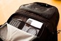 LOWEPRO FASTPACK 250\n\nFoto von Maximilian Schirmer - VIELEN DANK!\n\nKommentar des Nutzers:\n\nLowePro Fastpack 250\n\nDies ist mein erster Fotorucksack und auch meine erste Tasche von LowePro, das sollte ich eingangs vielleicht erwhnen, damit man meine Beurteilung einordnen kann. Ich werde den Fastpack im (Uni-)Alltag einsetzen, deshalb ist das Laptopfach Pflicht. Oft habe ich mich gergert, dass mein vorheriger Rucksack (Jack Wolfskin Brainstorm) die Kameraausrstung erst nach einiger Kramerei erreichbar machte. Dadurch habe ich so manche Chance auf ein schnes Foto verpasst und erhoffe mir vom Fastpack eine deutliche Verbesserung in Hinsicht auf den Schnellzugriff auf die Kamera.\n\nDer Rucksack ist extrem gut verarbeitet. Alle Reissverschlsse gehen butterweich und sind wohldurchdacht platziert. Das Laptopfach (fr Gerte bis 15.4 Zoll Widescreen) ist gut gepolstert, die Verwendung einer zustzlichen Neoprenhlle ist aber evtl. zu empfehlen.\n\nIm oberen Daypack-Fach lassen sich mhelos berlebensnotwendige Kleinigkeiten wie GPS-Logger, Taschenmesser, Netzteile, Notizbuch, Stifte oder Ausrstungsgegenstnde (kleines Stativ, Akkus, Speicherkarten, ...) verstauen. Eine Regenjacke findet auch ihren Platz. Der Boden, welcher das Daypack zur Fotoausrstung abtrennt, ist sehr solide und dick. Hier lassen sich also auch schwerere Gegenstnde unterbringen und eine ausgelaufene Flasche wird wohl nicht zu schnell die Kameraausrstung fluten. Auch wenn LowePro keine Regenhaube mitliefert, so ist eine entsprechende Unterbringungsmglichkeit im Deckel des Daypacks jedoch vorgesehen.\n\nDas Ausrstungsfach ist gestaltet wie bei den Slingshots und lsst sich recht variabel konfigurieren. Meine 5 Objektive (16/2.8, 28/2.8, 50/1.7, 135/2.8, 18-55 3.5~5.6) plus Kamera (Pentax K110D) und Blitz (Pentax AF360-FGZ) finden locker Platz, je nach Bauform lassen sich mindestens noch 3 bis 4 weitere verstauen. Auch ein Batteriegriff wrde kein Problem darstellen und passt noch locker an die verstaute Kamera.\n\nIch habe bemerkt, dass der Rucksack die Last extrem gut verteilt, die angenehm gepolsterten Trageriemen lassen auch lngere Touren mit voller Beladung zu, der Bauchgurt hilft zustzlich.\n\nNimmt man den Rucksack nur mit dem linken Trageriemen auf den Rcken, so lsst er sich in Slingshotmanier nach vorn ziehen und gestattet direkten Zugriff auf das Kamerafach.\n\nDer Fastpack 250 bietet zudem eine Vielzahl kleiner Fcher, die das sortierte Verstauen von Kleinteilen wie Akkus, Filter, Speicherkarten usw. extrem erleichtern. Mit meiner Ausstattung ist er wahrscheinlich nicht mal annhernd an der Grenze seiner Kapazitt.