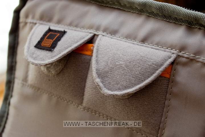 LOWEPRO FASTPACK 250\n\nFoto von Maximilian Schirmer - VIELEN DANK!\n\nKommentar des Nutzers:\n\nLowePro Fastpack 250\n\nDies ist mein erster Fotorucksack und auch meine erste Tasche von LowePro, das sollte ich eingangs vielleicht erwhnen, damit man meine Beurteilung einordnen kann. Ich werde den Fastpack im (Uni-)Alltag einsetzen, deshalb ist das Laptopfach Pflicht. Oft habe ich mich gergert, dass mein vorheriger Rucksack (Jack Wolfskin Brainstorm) die Kameraausrstung erst nach einiger Kramerei erreichbar machte. Dadurch habe ich so manche Chance auf ein schnes Foto verpasst und erhoffe mir vom Fastpack eine deutliche Verbesserung in Hinsicht auf den Schnellzugriff auf die Kamera.\n\nDer Rucksack ist extrem gut verarbeitet. Alle Reissverschlsse gehen butterweich und sind wohldurchdacht platziert. Das Laptopfach (fr Gerte bis 15.4 Zoll Widescreen) ist gut gepolstert, die Verwendung einer zustzlichen Neoprenhlle ist aber evtl. zu empfehlen.\n\nIm oberen Daypack-Fach lassen sich mhelos berlebensnotwendige Kleinigkeiten wie GPS-Logger, Taschenmesser, Netzteile, Notizbuch, Stifte oder Ausrstungsgegenstnde (kleines Stativ, Akkus, Speicherkarten, ...) verstauen. Eine Regenjacke findet auch ihren Platz. Der Boden, welcher das Daypack zur Fotoausrstung abtrennt, ist sehr solide und dick. Hier lassen sich also auch schwerere Gegenstnde unterbringen und eine ausgelaufene Flasche wird wohl nicht zu schnell die Kameraausrstung fluten. Auch wenn LowePro keine Regenhaube mitliefert, so ist eine entsprechende Unterbringungsmglichkeit im Deckel des Daypacks jedoch vorgesehen.\n\nDas Ausrstungsfach ist gestaltet wie bei den Slingshots und lsst sich recht variabel konfigurieren. Meine 5 Objektive (16/2.8, 28/2.8, 50/1.7, 135/2.8, 18-55 3.5~5.6) plus Kamera (Pentax K110D) und Blitz (Pentax AF360-FGZ) finden locker Platz, je nach Bauform lassen sich mindestens noch 3 bis 4 weitere verstauen. Auch ein Batteriegriff wrde kein Problem darstellen und passt noch locker an die verstaute Kamera.\n\nIch habe bemerkt, dass der Rucksack die Last extrem gut verteilt, die angenehm gepolsterten Trageriemen lassen auch lngere Touren mit voller Beladung zu, der Bauchgurt hilft zustzlich.\n\nNimmt man den Rucksack nur mit dem linken Trageriemen auf den Rcken, so lsst er sich in Slingshotmanier nach vorn ziehen und gestattet direkten Zugriff auf das Kamerafach.\n\nDer Fastpack 250 bietet zudem eine Vielzahl kleiner Fcher, die das sortierte Verstauen von Kleinteilen wie Akkus, Filter, Speicherkarten usw. extrem erleichtern. Mit meiner Ausstattung ist er wahrscheinlich nicht mal annhernd an der Grenze seiner Kapazitt.