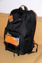 LOWEPRO FASTPACK 350\n\nFoto von Jrg Langer\n\nKommentar des Nutzers:\n\nDer Fastpack 350, der jetzt in der Vorweihnachtszeit (2007) ganz frisch die Bhne des Taschenmarktes betreten hat, macht auf den ersten Blick fr das Geld (zw. 75 und 110 Euro - je nach Hndler) einen sehr guten und brauchbaren Eindruck. Sehr viele kleine durchdachte Details.\n\nWirkt fast als ob der Think Tank Entwickler der frher bei Lowepro war wieder zurck ist bei Lowepro.\n\nAber die Verarbeitung und die Nhte der Think Tanks und Crumpler sind dennoch stabiler. \n\nDie Kombination aus schnellem Zugriff, 2er Rucksack und einem kleinen Daypack mit Notebookfach gabs bislang m.E. noch nicht so in dieser Form wie bei den Fastpacks von Lowepro.\n\nSlingshot 300 AW war sicher hier der Ideenliefernat zu diesem Modell. Der astpack 350 ist eine gute Mischung aus Slingshot 300 und Compu Trekker AW und Compu Rover AW.\n\nMan kann einen groen - bis 17 Zoll - Notebook direkt am Rcken tragen und doch etliches an Fotoequipemnt hineinbekommen, wie man auf den Bildern von mir ganz gut erkennen kann.\n\nDer Schnellzugrif funktioniert durch das eitenfach extrem gut. Das restliche Equipment ist durch den mit zwei Klickverschlssen gesicherten Deckel sehr gut fest in der Tasche und erst beim Absetzen des Fastpack zugng.ich. Die Slingshot Nutzer werden wissen was ich meine.\n\nDas Tragesystem ist dnner als beim Computrekker oder Rover System aber dennoch trotz der Last des eigenen Hobbys noch sehr bequem. Der Bauchgurt ist fest und nicht abnehmbar und (schade fr die XXXL Menschen) krzer als der des Compu Rover AW. Das Tragesystem ist auf beiden Schultern gut verteilt und damit dem Slingshot 300 AW gegenber ein enormer Vorteil.\n\nDie Details sind sehr durchdacht, wie die Handy und MP3 Player Tasche oben drauf, der Zubehrbeutel fr Netzteil und Maus und das ganze Notebookzubehr, welcher per Klett im Daypack oben fixiert werden kann.\n\nAuf einigen Bildern sehen Sie den direkten Vergleich zwischen Crumpler Pretty Boy Backpack XL und dem Lowepro Computrekker AW und dem hier beschreibenen Fastpack 350 von Lowepro.\n\nDer Fastpack bleibt beim Abstellen auf dem Boden auch aufrecht stehen und fllt nicht um, was seine beiden "Konkurenten" die wir hier im Vergleich haben udn sehen beide nicht tun. Leider hat der Fastpack 350 keine Fe zum abstellen, sondern steht direkt mit dem Stoff/Nylon auf dem Boden, was je nach Witterung nicht so angenehm ist. Aber das haben leider die wenigsten halbwegs vergleichbaren Rucksche nicht.\n\nEine Stativhalterung und eine AW Hllen hat der Fastpack 350 beides nicht.\n\nTaschenfreak-Fazit: Wer auf professionelle Verarbeitung (Think Tank), All Wetter Schutzhlle (teurere Lowepro Modelle) und dickere Polsterung (Crumpler) verzichten kann und will ist mit dem Fastpack sehr gut bedient.