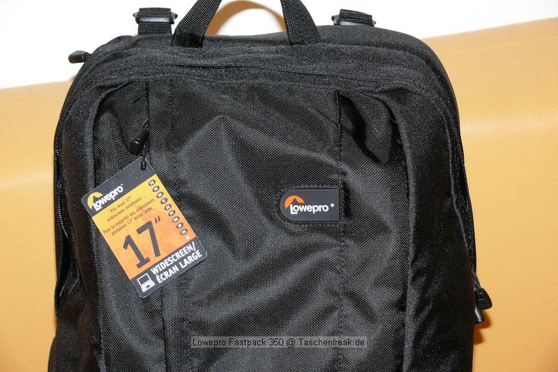 LOWEPRO FASTPACK 350\n\nFoto von Jrg Langer\n\nKommentar des Nutzers:\n\nDer Fastpack 350, der jetzt in der Vorweihnachtszeit (2007) ganz frisch die Bhne des Taschenmarktes betreten hat, macht auf den ersten Blick fr das Geld (zw. 75 und 110 Euro - je nach Hndler) einen sehr guten und brauchbaren Eindruck. Sehr viele kleine durchdachte Details.\n\nWirkt fast als ob der Think Tank Entwickler der frher bei Lowepro war wieder zurck ist bei Lowepro.\n\nAber die Verarbeitung und die Nhte der Think Tanks und Crumpler sind dennoch stabiler. \n\nDie Kombination aus schnellem Zugriff, 2er Rucksack und einem kleinen Daypack mit Notebookfach gabs bislang m.E. noch nicht so in dieser Form wie bei den Fastpacks von Lowepro.\n\nSlingshot 300 AW war sicher hier der Ideenliefernat zu diesem Modell. Der astpack 350 ist eine gute Mischung aus Slingshot 300 und Compu Trekker AW und Compu Rover AW.\n\nMan kann einen groen - bis 17 Zoll - Notebook direkt am Rcken tragen und doch etliches an Fotoequipemnt hineinbekommen, wie man auf den Bildern von mir ganz gut erkennen kann.\n\nDer Schnellzugrif funktioniert durch das eitenfach extrem gut. Das restliche Equipment ist durch den mit zwei Klickverschlssen gesicherten Deckel sehr gut fest in der Tasche und erst beim Absetzen des Fastpack zugng.ich. Die Slingshot Nutzer werden wissen was ich meine.\n\nDas Tragesystem ist dnner als beim Computrekker oder Rover System aber dennoch trotz der Last des eigenen Hobbys noch sehr bequem. Der Bauchgurt ist fest und nicht abnehmbar und (schade fr die XXXL Menschen) krzer als der des Compu Rover AW. Das Tragesystem ist auf beiden Schultern gut verteilt und damit dem Slingshot 300 AW gegenber ein enormer Vorteil.\n\nDie Details sind sehr durchdacht, wie die Handy und MP3 Player Tasche oben drauf, der Zubehrbeutel fr Netzteil und Maus und das ganze Notebookzubehr, welcher per Klett im Daypack oben fixiert werden kann.\n\nAuf einigen Bildern sehen Sie den direkten Vergleich zwischen Crumpler Pretty Boy Backpack XL und dem Lowepro Computrekker AW und dem hier beschreibenen Fastpack 350 von Lowepro.\n\nDer Fastpack bleibt beim Abstellen auf dem Boden auch aufrecht stehen und fllt nicht um, was seine beiden "Konkurenten" die wir hier im Vergleich haben udn sehen beide nicht tun. Leider hat der Fastpack 350 keine Fe zum abstellen, sondern steht direkt mit dem Stoff/Nylon auf dem Boden, was je nach Witterung nicht so angenehm ist. Aber das haben leider die wenigsten halbwegs vergleichbaren Rucksche nicht.\n\nEine Stativhalterung und eine AW Hllen hat der Fastpack 350 beides nicht.\n\nTaschenfreak-Fazit: Wer auf professionelle Verarbeitung (Think Tank), All Wetter Schutzhlle (teurere Lowepro Modelle) und dickere Polsterung (Crumpler) verzichten kann und will ist mit dem Fastpack sehr gut bedient.