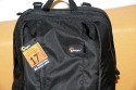 LOWEPRO FASTPACK 350\n\nFoto von Jrg Langer\n\nKommentar des Nutzers:\n\nDer Fastpack 350, der jetzt in der Vorweihnachtszeit (2007) ganz frisch die Bhne des Taschenmarktes betreten hat, macht auf den ersten Blick fr das Geld (zw. 75 und 110 Euro - je nach Hndler) einen sehr guten und brauchbaren Eindruck. Sehr viele kleine durchdachte Details.\n\nWirkt fast als ob der Think Tank Entwickler der frher bei Lowepro war wieder zurck ist bei Lowepro.\n\nAber die Verarbeitung und die Nhte der Think Tanks und Crumpler sind dennoch stabiler. \n\nDie Kombination aus schnellem Zugriff, 2er Rucksack und einem kleinen Daypack mit Notebookfach gabs bislang m.E. noch nicht so in dieser Form wie bei den Fastpacks von Lowepro.\n\nSlingshot 300 AW war sicher hier der Ideenliefernat zu diesem Modell. Der astpack 350 ist eine gute Mischung aus Slingshot 300 und Compu Trekker AW und Compu Rover AW.\n\nMan kann einen groen - bis 17 Zoll - Notebook direkt am Rcken tragen und doch etliches an Fotoequipemnt hineinbekommen, wie man auf den Bildern von mir ganz gut erkennen kann.\n\nDer Schnellzugrif funktioniert durch das eitenfach extrem gut. Das restliche Equipment ist durch den mit zwei Klickverschlssen gesicherten Deckel sehr gut fest in der Tasche und erst beim Absetzen des Fastpack zugng.ich. Die Slingshot Nutzer werden wissen was ich meine.\n\nDas Tragesystem ist dnner als beim Computrekker oder Rover System aber dennoch trotz der Last des eigenen Hobbys noch sehr bequem. Der Bauchgurt ist fest und nicht abnehmbar und (schade fr die XXXL Menschen) krzer als der des Compu Rover AW. Das Tragesystem ist auf beiden Schultern gut verteilt und damit dem Slingshot 300 AW gegenber ein enormer Vorteil.\n\nDie Details sind sehr durchdacht, wie die Handy und MP3 Player Tasche oben drauf, der Zubehrbeutel fr Netzteil und Maus und das ganze Notebookzubehr, welcher per Klett im Daypack oben fixiert werden kann.\n\nAuf einigen Bildern sehen Sie den direkten Vergleich zwischen Crumpler Pretty Boy Backpack XL und dem Lowepro Computrekker AW und dem hier beschreibenen Fastpack 350 von Lowepro.\n\nDer Fastpack bleibt beim Abstellen auf dem Boden auch aufrecht stehen und fllt nicht um, was seine beiden "Konkurenten" die wir hier im Vergleich haben udn sehen beide nicht tun. Leider hat der Fastpack 350 keine Fe zum abstellen, sondern steht direkt mit dem Stoff/Nylon auf dem Boden, was je nach Witterung nicht so angenehm ist. Aber das haben leider die wenigsten halbwegs vergleichbaren Rucksche nicht.\n\nEine Stativhalterung und eine AW Hllen hat der Fastpack 350 beides nicht.\n\nTaschenfreak-Fazit: Wer auf professionelle Verarbeitung (Think Tank), All Wetter Schutzhlle (teurere Lowepro Modelle) und dickere Polsterung (Crumpler) verzichten kann und will ist mit dem Fastpack sehr gut bedient.