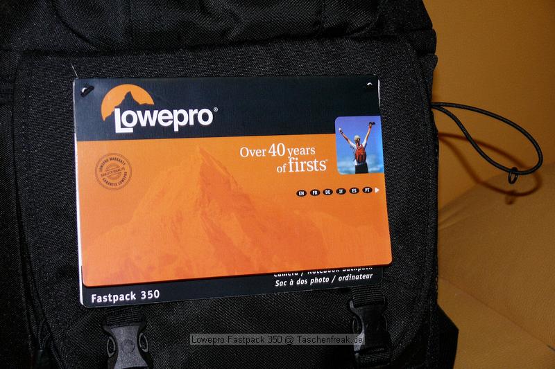 LOWEPRO FASTPACK 350\n\nFoto von Jrg Langer\n\nKommentar des Nutzers:\n\nDer Fastpack 350, der jetzt in der Vorweihnachtszeit (2007) ganz frisch die Bhne des Taschenmarktes betreten hat, macht auf den ersten Blick fr das Geld (zw. 75 und 110 Euro - je nach Hndler) einen sehr guten und brauchbaren Eindruck. Sehr viele kleine durchdachte Details.\n\nWirkt fast als ob der Think Tank Entwickler der frher bei Lowepro war wieder zurck ist bei Lowepro.\n\nAber die Verarbeitung und die Nhte der Think Tanks und Crumpler sind dennoch stabiler. \n\nDie Kombination aus schnellem Zugriff, 2er Rucksack und einem kleinen Daypack mit Notebookfach gabs bislang m.E. noch nicht so in dieser Form wie bei den Fastpacks von Lowepro.\n\nSlingshot 300 AW war sicher hier der Ideenliefernat zu diesem Modell. Der astpack 350 ist eine gute Mischung aus Slingshot 300 und Compu Trekker AW und Compu Rover AW.\n\nMan kann einen groen - bis 17 Zoll - Notebook direkt am Rcken tragen und doch etliches an Fotoequipemnt hineinbekommen, wie man auf den Bildern von mir ganz gut erkennen kann.\n\nDer Schnellzugrif funktioniert durch das eitenfach extrem gut. Das restliche Equipment ist durch den mit zwei Klickverschlssen gesicherten Deckel sehr gut fest in der Tasche und erst beim Absetzen des Fastpack zugng.ich. Die Slingshot Nutzer werden wissen was ich meine.\n\nDas Tragesystem ist dnner als beim Computrekker oder Rover System aber dennoch trotz der Last des eigenen Hobbys noch sehr bequem. Der Bauchgurt ist fest und nicht abnehmbar und (schade fr die XXXL Menschen) krzer als der des Compu Rover AW. Das Tragesystem ist auf beiden Schultern gut verteilt und damit dem Slingshot 300 AW gegenber ein enormer Vorteil.\n\nDie Details sind sehr durchdacht, wie die Handy und MP3 Player Tasche oben drauf, der Zubehrbeutel fr Netzteil und Maus und das ganze Notebookzubehr, welcher per Klett im Daypack oben fixiert werden kann.\n\nAuf einigen Bildern sehen Sie den direkten Vergleich zwischen Crumpler Pretty Boy Backpack XL und dem Lowepro Computrekker AW und dem hier beschreibenen Fastpack 350 von Lowepro.\n\nDer Fastpack bleibt beim Abstellen auf dem Boden auch aufrecht stehen und fllt nicht um, was seine beiden "Konkurenten" die wir hier im Vergleich haben udn sehen beide nicht tun. Leider hat der Fastpack 350 keine Fe zum abstellen, sondern steht direkt mit dem Stoff/Nylon auf dem Boden, was je nach Witterung nicht so angenehm ist. Aber das haben leider die wenigsten halbwegs vergleichbaren Rucksche nicht.\n\nEine Stativhalterung und eine AW Hllen hat der Fastpack 350 beides nicht.\n\nTaschenfreak-Fazit: Wer auf professionelle Verarbeitung (Think Tank), All Wetter Schutzhlle (teurere Lowepro Modelle) und dickere Polsterung (Crumpler) verzichten kann und will ist mit dem Fastpack sehr gut bedient.