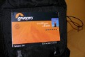LOWEPRO FASTPACK 350\n\nFoto von Jrg Langer\n\nKommentar des Nutzers:\n\nDer Fastpack 350, der jetzt in der Vorweihnachtszeit (2007) ganz frisch die Bhne des Taschenmarktes betreten hat, macht auf den ersten Blick fr das Geld (zw. 75 und 110 Euro - je nach Hndler) einen sehr guten und brauchbaren Eindruck. Sehr viele kleine durchdachte Details.\n\nWirkt fast als ob der Think Tank Entwickler der frher bei Lowepro war wieder zurck ist bei Lowepro.\n\nAber die Verarbeitung und die Nhte der Think Tanks und Crumpler sind dennoch stabiler. \n\nDie Kombination aus schnellem Zugriff, 2er Rucksack und einem kleinen Daypack mit Notebookfach gabs bislang m.E. noch nicht so in dieser Form wie bei den Fastpacks von Lowepro.\n\nSlingshot 300 AW war sicher hier der Ideenliefernat zu diesem Modell. Der astpack 350 ist eine gute Mischung aus Slingshot 300 und Compu Trekker AW und Compu Rover AW.\n\nMan kann einen groen - bis 17 Zoll - Notebook direkt am Rcken tragen und doch etliches an Fotoequipemnt hineinbekommen, wie man auf den Bildern von mir ganz gut erkennen kann.\n\nDer Schnellzugrif funktioniert durch das eitenfach extrem gut. Das restliche Equipment ist durch den mit zwei Klickverschlssen gesicherten Deckel sehr gut fest in der Tasche und erst beim Absetzen des Fastpack zugng.ich. Die Slingshot Nutzer werden wissen was ich meine.\n\nDas Tragesystem ist dnner als beim Computrekker oder Rover System aber dennoch trotz der Last des eigenen Hobbys noch sehr bequem. Der Bauchgurt ist fest und nicht abnehmbar und (schade fr die XXXL Menschen) krzer als der des Compu Rover AW. Das Tragesystem ist auf beiden Schultern gut verteilt und damit dem Slingshot 300 AW gegenber ein enormer Vorteil.\n\nDie Details sind sehr durchdacht, wie die Handy und MP3 Player Tasche oben drauf, der Zubehrbeutel fr Netzteil und Maus und das ganze Notebookzubehr, welcher per Klett im Daypack oben fixiert werden kann.\n\nAuf einigen Bildern sehen Sie den direkten Vergleich zwischen Crumpler Pretty Boy Backpack XL und dem Lowepro Computrekker AW und dem hier beschreibenen Fastpack 350 von Lowepro.\n\nDer Fastpack bleibt beim Abstellen auf dem Boden auch aufrecht stehen und fllt nicht um, was seine beiden "Konkurenten" die wir hier im Vergleich haben udn sehen beide nicht tun. Leider hat der Fastpack 350 keine Fe zum abstellen, sondern steht direkt mit dem Stoff/Nylon auf dem Boden, was je nach Witterung nicht so angenehm ist. Aber das haben leider die wenigsten halbwegs vergleichbaren Rucksche nicht.\n\nEine Stativhalterung und eine AW Hllen hat der Fastpack 350 beides nicht.\n\nTaschenfreak-Fazit: Wer auf professionelle Verarbeitung (Think Tank), All Wetter Schutzhlle (teurere Lowepro Modelle) und dickere Polsterung (Crumpler) verzichten kann und will ist mit dem Fastpack sehr gut bedient.