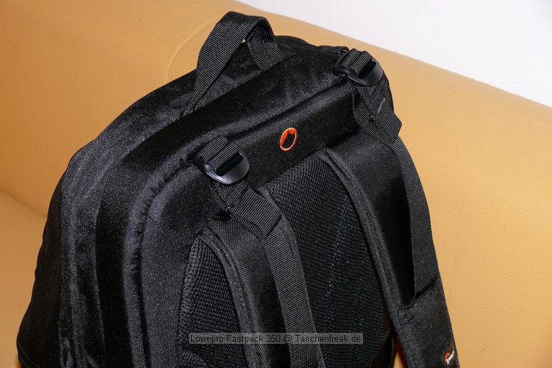 LOWEPRO FASTPACK 350\n\nFoto von Jrg Langer\n\nKommentar des Nutzers:\n\nDer Fastpack 350, der jetzt in der Vorweihnachtszeit (2007) ganz frisch die Bhne des Taschenmarktes betreten hat, macht auf den ersten Blick fr das Geld (zw. 75 und 110 Euro - je nach Hndler) einen sehr guten und brauchbaren Eindruck. Sehr viele kleine durchdachte Details.\n\nWirkt fast als ob der Think Tank Entwickler der frher bei Lowepro war wieder zurck ist bei Lowepro.\n\nAber die Verarbeitung und die Nhte der Think Tanks und Crumpler sind dennoch stabiler. \n\nDie Kombination aus schnellem Zugriff, 2er Rucksack und einem kleinen Daypack mit Notebookfach gabs bislang m.E. noch nicht so in dieser Form wie bei den Fastpacks von Lowepro.\n\nSlingshot 300 AW war sicher hier der Ideenliefernat zu diesem Modell. Der astpack 350 ist eine gute Mischung aus Slingshot 300 und Compu Trekker AW und Compu Rover AW.\n\nMan kann einen groen - bis 17 Zoll - Notebook direkt am Rcken tragen und doch etliches an Fotoequipemnt hineinbekommen, wie man auf den Bildern von mir ganz gut erkennen kann.\n\nDer Schnellzugrif funktioniert durch das eitenfach extrem gut. Das restliche Equipment ist durch den mit zwei Klickverschlssen gesicherten Deckel sehr gut fest in der Tasche und erst beim Absetzen des Fastpack zugng.ich. Die Slingshot Nutzer werden wissen was ich meine.\n\nDas Tragesystem ist dnner als beim Computrekker oder Rover System aber dennoch trotz der Last des eigenen Hobbys noch sehr bequem. Der Bauchgurt ist fest und nicht abnehmbar und (schade fr die XXXL Menschen) krzer als der des Compu Rover AW. Das Tragesystem ist auf beiden Schultern gut verteilt und damit dem Slingshot 300 AW gegenber ein enormer Vorteil.\n\nDie Details sind sehr durchdacht, wie die Handy und MP3 Player Tasche oben drauf, der Zubehrbeutel fr Netzteil und Maus und das ganze Notebookzubehr, welcher per Klett im Daypack oben fixiert werden kann.\n\nAuf einigen Bildern sehen Sie den direkten Vergleich zwischen Crumpler Pretty Boy Backpack XL und dem Lowepro Computrekker AW und dem hier beschreibenen Fastpack 350 von Lowepro.\n\nDer Fastpack bleibt beim Abstellen auf dem Boden auch aufrecht stehen und fllt nicht um, was seine beiden "Konkurenten" die wir hier im Vergleich haben udn sehen beide nicht tun. Leider hat der Fastpack 350 keine Fe zum abstellen, sondern steht direkt mit dem Stoff/Nylon auf dem Boden, was je nach Witterung nicht so angenehm ist. Aber das haben leider die wenigsten halbwegs vergleichbaren Rucksche nicht.\n\nEine Stativhalterung und eine AW Hllen hat der Fastpack 350 beides nicht.\n\nTaschenfreak-Fazit: Wer auf professionelle Verarbeitung (Think Tank), All Wetter Schutzhlle (teurere Lowepro Modelle) und dickere Polsterung (Crumpler) verzichten kann und will ist mit dem Fastpack sehr gut bedient.