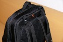 LOWEPRO FASTPACK 350\n\nFoto von Jrg Langer\n\nKommentar des Nutzers:\n\nDer Fastpack 350, der jetzt in der Vorweihnachtszeit (2007) ganz frisch die Bhne des Taschenmarktes betreten hat, macht auf den ersten Blick fr das Geld (zw. 75 und 110 Euro - je nach Hndler) einen sehr guten und brauchbaren Eindruck. Sehr viele kleine durchdachte Details.\n\nWirkt fast als ob der Think Tank Entwickler der frher bei Lowepro war wieder zurck ist bei Lowepro.\n\nAber die Verarbeitung und die Nhte der Think Tanks und Crumpler sind dennoch stabiler. \n\nDie Kombination aus schnellem Zugriff, 2er Rucksack und einem kleinen Daypack mit Notebookfach gabs bislang m.E. noch nicht so in dieser Form wie bei den Fastpacks von Lowepro.\n\nSlingshot 300 AW war sicher hier der Ideenliefernat zu diesem Modell. Der astpack 350 ist eine gute Mischung aus Slingshot 300 und Compu Trekker AW und Compu Rover AW.\n\nMan kann einen groen - bis 17 Zoll - Notebook direkt am Rcken tragen und doch etliches an Fotoequipemnt hineinbekommen, wie man auf den Bildern von mir ganz gut erkennen kann.\n\nDer Schnellzugrif funktioniert durch das eitenfach extrem gut. Das restliche Equipment ist durch den mit zwei Klickverschlssen gesicherten Deckel sehr gut fest in der Tasche und erst beim Absetzen des Fastpack zugng.ich. Die Slingshot Nutzer werden wissen was ich meine.\n\nDas Tragesystem ist dnner als beim Computrekker oder Rover System aber dennoch trotz der Last des eigenen Hobbys noch sehr bequem. Der Bauchgurt ist fest und nicht abnehmbar und (schade fr die XXXL Menschen) krzer als der des Compu Rover AW. Das Tragesystem ist auf beiden Schultern gut verteilt und damit dem Slingshot 300 AW gegenber ein enormer Vorteil.\n\nDie Details sind sehr durchdacht, wie die Handy und MP3 Player Tasche oben drauf, der Zubehrbeutel fr Netzteil und Maus und das ganze Notebookzubehr, welcher per Klett im Daypack oben fixiert werden kann.\n\nAuf einigen Bildern sehen Sie den direkten Vergleich zwischen Crumpler Pretty Boy Backpack XL und dem Lowepro Computrekker AW und dem hier beschreibenen Fastpack 350 von Lowepro.\n\nDer Fastpack bleibt beim Abstellen auf dem Boden auch aufrecht stehen und fllt nicht um, was seine beiden "Konkurenten" die wir hier im Vergleich haben udn sehen beide nicht tun. Leider hat der Fastpack 350 keine Fe zum abstellen, sondern steht direkt mit dem Stoff/Nylon auf dem Boden, was je nach Witterung nicht so angenehm ist. Aber das haben leider die wenigsten halbwegs vergleichbaren Rucksche nicht.\n\nEine Stativhalterung und eine AW Hllen hat der Fastpack 350 beides nicht.\n\nTaschenfreak-Fazit: Wer auf professionelle Verarbeitung (Think Tank), All Wetter Schutzhlle (teurere Lowepro Modelle) und dickere Polsterung (Crumpler) verzichten kann und will ist mit dem Fastpack sehr gut bedient.