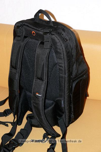 LOWEPRO FASTPACK 350\n\nFoto von Jörg Langer\n\nKommentar des Nutzers:\n\nDer Fastpack 350, der jetzt in der Vorweihnachtszeit (2007) ganz frisch die Bühne des Taschenmarktes betreten hat, macht auf den ersten Blick für das Geld (zw. 75 und 110 Euro - je nach Händler) einen sehr guten und brauchbaren Eindruck. Sehr viele kleine durchdachte Details.\n\nWirkt fast als ob der Think Tank Entwickler der früher bei Lowepro war wieder zurück ist bei Lowepro.\n\nAber die Verarbeitung und die Nähte der Think Tanks und Crumpler sind dennoch stabiler. \n\nDie Kombination aus schnellem Zugriff, 2er Rucksack und einem kleinen Daypack mit Notebookfach gabs bislang m.E. noch nicht so in dieser Form wie bei den Fastpacks von Lowepro.\n\nSlingshot 300 AW war sicher hier der Ideenliefernat zu diesem Modell. Der astpack 350 ist eine gute Mischung aus Slingshot 300 und Compu Trekker AW und Compu Rover AW.\n\nMan kann einen großen - bis 17 Zoll - Notebook direkt am Rücken tragen und doch etliches an Fotoequipemnt hineinbekommen, wie man auf den Bildern von mir ganz gut erkennen kann.\n\nDer Schnellzugrif funktioniert durch das eitenfach extrem gut. Das restliche Equipment ist durch den mit zwei Klickverschlüssen gesicherten Deckel sehr gut fest in der Tasche und erst beim Absetzen des Fastpack zugäng.ich. Die Slingshot Nutzer werden wissen was ich meine.\n\nDas Tragesystem ist dünner als beim Computrekker oder Rover System aber dennoch trotz der Last des eigenen Hobbys noch sehr bequem. Der Bauchgurt ist fest und nicht abnehmbar und (schade für die XXXL Menschen) kürzer als der des Compu Rover AW. Das Tragesystem ist auf beiden Schultern gut verteilt und damit dem Slingshot 300 AW gegenüber ein enormer Vorteil.\n\nDie Details sind sehr durchdacht, wie die Handy und MP3 Player Tasche oben drauf, der Zubehörbeutel für Netzteil und Maus und das ganze Notebookzubehör, welcher per Klett im Daypack oben fixiert werden kann.\n\nAuf einigen Bildern sehen Sie den direkten Vergleich zwischen Crumpler Pretty Boy Backpack XL und dem Lowepro Computrekker AW und dem hier beschreibenen Fastpack 350 von Lowepro.\n\nDer Fastpack bleibt beim Abstellen auf dem Boden auch aufrecht stehen und fällt nicht um, was seine beiden "Konkurenten" die wir hier im Vergleich haben udn sehen beide nicht tun. Leider hat der Fastpack 350 keine Füße zum abstellen, sondern steht direkt mit dem Stoff/Nylon auf dem Boden, was je nach Witterung nicht so angenehm ist. Aber das haben leider die wenigsten halbwegs vergleichbaren Rucksäche nicht.\n\nEine Stativhalterung und eine AW Hüllen hat der Fastpack 350 beides nicht.\n\nTaschenfreak-Fazit: Wer auf professionelle Verarbeitung (Think Tank), All Wetter Schutzhülle (teurere Lowepro Modelle) und dickere Polsterung (Crumpler) verzichten kann und will ist mit dem Fastpack sehr gut bedient.