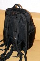 LOWEPRO FASTPACK 350\n\nFoto von Jrg Langer\n\nKommentar des Nutzers:\n\nDer Fastpack 350, der jetzt in der Vorweihnachtszeit (2007) ganz frisch die Bhne des Taschenmarktes betreten hat, macht auf den ersten Blick fr das Geld (zw. 75 und 110 Euro - je nach Hndler) einen sehr guten und brauchbaren Eindruck. Sehr viele kleine durchdachte Details.\n\nWirkt fast als ob der Think Tank Entwickler der frher bei Lowepro war wieder zurck ist bei Lowepro.\n\nAber die Verarbeitung und die Nhte der Think Tanks und Crumpler sind dennoch stabiler. \n\nDie Kombination aus schnellem Zugriff, 2er Rucksack und einem kleinen Daypack mit Notebookfach gabs bislang m.E. noch nicht so in dieser Form wie bei den Fastpacks von Lowepro.\n\nSlingshot 300 AW war sicher hier der Ideenliefernat zu diesem Modell. Der astpack 350 ist eine gute Mischung aus Slingshot 300 und Compu Trekker AW und Compu Rover AW.\n\nMan kann einen groen - bis 17 Zoll - Notebook direkt am Rcken tragen und doch etliches an Fotoequipemnt hineinbekommen, wie man auf den Bildern von mir ganz gut erkennen kann.\n\nDer Schnellzugrif funktioniert durch das eitenfach extrem gut. Das restliche Equipment ist durch den mit zwei Klickverschlssen gesicherten Deckel sehr gut fest in der Tasche und erst beim Absetzen des Fastpack zugng.ich. Die Slingshot Nutzer werden wissen was ich meine.\n\nDas Tragesystem ist dnner als beim Computrekker oder Rover System aber dennoch trotz der Last des eigenen Hobbys noch sehr bequem. Der Bauchgurt ist fest und nicht abnehmbar und (schade fr die XXXL Menschen) krzer als der des Compu Rover AW. Das Tragesystem ist auf beiden Schultern gut verteilt und damit dem Slingshot 300 AW gegenber ein enormer Vorteil.\n\nDie Details sind sehr durchdacht, wie die Handy und MP3 Player Tasche oben drauf, der Zubehrbeutel fr Netzteil und Maus und das ganze Notebookzubehr, welcher per Klett im Daypack oben fixiert werden kann.\n\nAuf einigen Bildern sehen Sie den direkten Vergleich zwischen Crumpler Pretty Boy Backpack XL und dem Lowepro Computrekker AW und dem hier beschreibenen Fastpack 350 von Lowepro.\n\nDer Fastpack bleibt beim Abstellen auf dem Boden auch aufrecht stehen und fllt nicht um, was seine beiden "Konkurenten" die wir hier im Vergleich haben udn sehen beide nicht tun. Leider hat der Fastpack 350 keine Fe zum abstellen, sondern steht direkt mit dem Stoff/Nylon auf dem Boden, was je nach Witterung nicht so angenehm ist. Aber das haben leider die wenigsten halbwegs vergleichbaren Rucksche nicht.\n\nEine Stativhalterung und eine AW Hllen hat der Fastpack 350 beides nicht.\n\nTaschenfreak-Fazit: Wer auf professionelle Verarbeitung (Think Tank), All Wetter Schutzhlle (teurere Lowepro Modelle) und dickere Polsterung (Crumpler) verzichten kann und will ist mit dem Fastpack sehr gut bedient.