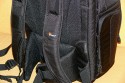 LOWEPRO FASTPACK 350\n\nFoto von Jrg Langer\n\nKommentar des Nutzers:\n\nDer Fastpack 350, der jetzt in der Vorweihnachtszeit (2007) ganz frisch die Bhne des Taschenmarktes betreten hat, macht auf den ersten Blick fr das Geld (zw. 75 und 110 Euro - je nach Hndler) einen sehr guten und brauchbaren Eindruck. Sehr viele kleine durchdachte Details.\n\nWirkt fast als ob der Think Tank Entwickler der frher bei Lowepro war wieder zurck ist bei Lowepro.\n\nAber die Verarbeitung und die Nhte der Think Tanks und Crumpler sind dennoch stabiler. \n\nDie Kombination aus schnellem Zugriff, 2er Rucksack und einem kleinen Daypack mit Notebookfach gabs bislang m.E. noch nicht so in dieser Form wie bei den Fastpacks von Lowepro.\n\nSlingshot 300 AW war sicher hier der Ideenliefernat zu diesem Modell. Der astpack 350 ist eine gute Mischung aus Slingshot 300 und Compu Trekker AW und Compu Rover AW.\n\nMan kann einen groen - bis 17 Zoll - Notebook direkt am Rcken tragen und doch etliches an Fotoequipemnt hineinbekommen, wie man auf den Bildern von mir ganz gut erkennen kann.\n\nDer Schnellzugrif funktioniert durch das eitenfach extrem gut. Das restliche Equipment ist durch den mit zwei Klickverschlssen gesicherten Deckel sehr gut fest in der Tasche und erst beim Absetzen des Fastpack zugng.ich. Die Slingshot Nutzer werden wissen was ich meine.\n\nDas Tragesystem ist dnner als beim Computrekker oder Rover System aber dennoch trotz der Last des eigenen Hobbys noch sehr bequem. Der Bauchgurt ist fest und nicht abnehmbar und (schade fr die XXXL Menschen) krzer als der des Compu Rover AW. Das Tragesystem ist auf beiden Schultern gut verteilt und damit dem Slingshot 300 AW gegenber ein enormer Vorteil.\n\nDie Details sind sehr durchdacht, wie die Handy und MP3 Player Tasche oben drauf, der Zubehrbeutel fr Netzteil und Maus und das ganze Notebookzubehr, welcher per Klett im Daypack oben fixiert werden kann.\n\nAuf einigen Bildern sehen Sie den direkten Vergleich zwischen Crumpler Pretty Boy Backpack XL und dem Lowepro Computrekker AW und dem hier beschreibenen Fastpack 350 von Lowepro.\n\nDer Fastpack bleibt beim Abstellen auf dem Boden auch aufrecht stehen und fllt nicht um, was seine beiden "Konkurenten" die wir hier im Vergleich haben udn sehen beide nicht tun. Leider hat der Fastpack 350 keine Fe zum abstellen, sondern steht direkt mit dem Stoff/Nylon auf dem Boden, was je nach Witterung nicht so angenehm ist. Aber das haben leider die wenigsten halbwegs vergleichbaren Rucksche nicht.\n\nEine Stativhalterung und eine AW Hllen hat der Fastpack 350 beides nicht.\n\nTaschenfreak-Fazit: Wer auf professionelle Verarbeitung (Think Tank), All Wetter Schutzhlle (teurere Lowepro Modelle) und dickere Polsterung (Crumpler) verzichten kann und will ist mit dem Fastpack sehr gut bedient.
