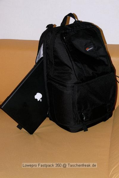 LOWEPRO FASTPACK 350\n\nFoto von Jrg Langer\n\nKommentar des Nutzers:\n\nDer Fastpack 350, der jetzt in der Vorweihnachtszeit (2007) ganz frisch die Bhne des Taschenmarktes betreten hat, macht auf den ersten Blick fr das Geld (zw. 75 und 110 Euro - je nach Hndler) einen sehr guten und brauchbaren Eindruck. Sehr viele kleine durchdachte Details.\n\nWirkt fast als ob der Think Tank Entwickler der frher bei Lowepro war wieder zurck ist bei Lowepro.\n\nAber die Verarbeitung und die Nhte der Think Tanks und Crumpler sind dennoch stabiler. \n\nDie Kombination aus schnellem Zugriff, 2er Rucksack und einem kleinen Daypack mit Notebookfach gabs bislang m.E. noch nicht so in dieser Form wie bei den Fastpacks von Lowepro.\n\nSlingshot 300 AW war sicher hier der Ideenliefernat zu diesem Modell. Der astpack 350 ist eine gute Mischung aus Slingshot 300 und Compu Trekker AW und Compu Rover AW.\n\nMan kann einen groen - bis 17 Zoll - Notebook direkt am Rcken tragen und doch etliches an Fotoequipemnt hineinbekommen, wie man auf den Bildern von mir ganz gut erkennen kann.\n\nDer Schnellzugrif funktioniert durch das eitenfach extrem gut. Das restliche Equipment ist durch den mit zwei Klickverschlssen gesicherten Deckel sehr gut fest in der Tasche und erst beim Absetzen des Fastpack zugng.ich. Die Slingshot Nutzer werden wissen was ich meine.\n\nDas Tragesystem ist dnner als beim Computrekker oder Rover System aber dennoch trotz der Last des eigenen Hobbys noch sehr bequem. Der Bauchgurt ist fest und nicht abnehmbar und (schade fr die XXXL Menschen) krzer als der des Compu Rover AW. Das Tragesystem ist auf beiden Schultern gut verteilt und damit dem Slingshot 300 AW gegenber ein enormer Vorteil.\n\nDie Details sind sehr durchdacht, wie die Handy und MP3 Player Tasche oben drauf, der Zubehrbeutel fr Netzteil und Maus und das ganze Notebookzubehr, welcher per Klett im Daypack oben fixiert werden kann.\n\nAuf einigen Bildern sehen Sie den direkten Vergleich zwischen Crumpler Pretty Boy Backpack XL und dem Lowepro Computrekker AW und dem hier beschreibenen Fastpack 350 von Lowepro.\n\nDer Fastpack bleibt beim Abstellen auf dem Boden auch aufrecht stehen und fllt nicht um, was seine beiden "Konkurenten" die wir hier im Vergleich haben udn sehen beide nicht tun. Leider hat der Fastpack 350 keine Fe zum abstellen, sondern steht direkt mit dem Stoff/Nylon auf dem Boden, was je nach Witterung nicht so angenehm ist. Aber das haben leider die wenigsten halbwegs vergleichbaren Rucksche nicht.\n\nEine Stativhalterung und eine AW Hllen hat der Fastpack 350 beides nicht.\n\nTaschenfreak-Fazit: Wer auf professionelle Verarbeitung (Think Tank), All Wetter Schutzhlle (teurere Lowepro Modelle) und dickere Polsterung (Crumpler) verzichten kann und will ist mit dem Fastpack sehr gut bedient.