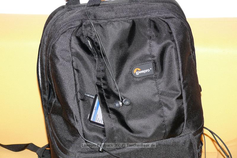 LOWEPRO FASTPACK 350\n\nFoto von Jrg Langer\n\nKommentar des Nutzers:\n\nDer Fastpack 350, der jetzt in der Vorweihnachtszeit (2007) ganz frisch die Bhne des Taschenmarktes betreten hat, macht auf den ersten Blick fr das Geld (zw. 75 und 110 Euro - je nach Hndler) einen sehr guten und brauchbaren Eindruck. Sehr viele kleine durchdachte Details.\n\nWirkt fast als ob der Think Tank Entwickler der frher bei Lowepro war wieder zurck ist bei Lowepro.\n\nAber die Verarbeitung und die Nhte der Think Tanks und Crumpler sind dennoch stabiler. \n\nDie Kombination aus schnellem Zugriff, 2er Rucksack und einem kleinen Daypack mit Notebookfach gabs bislang m.E. noch nicht so in dieser Form wie bei den Fastpacks von Lowepro.\n\nSlingshot 300 AW war sicher hier der Ideenliefernat zu diesem Modell. Der astpack 350 ist eine gute Mischung aus Slingshot 300 und Compu Trekker AW und Compu Rover AW.\n\nMan kann einen groen - bis 17 Zoll - Notebook direkt am Rcken tragen und doch etliches an Fotoequipemnt hineinbekommen, wie man auf den Bildern von mir ganz gut erkennen kann.\n\nDer Schnellzugrif funktioniert durch das eitenfach extrem gut. Das restliche Equipment ist durch den mit zwei Klickverschlssen gesicherten Deckel sehr gut fest in der Tasche und erst beim Absetzen des Fastpack zugng.ich. Die Slingshot Nutzer werden wissen was ich meine.\n\nDas Tragesystem ist dnner als beim Computrekker oder Rover System aber dennoch trotz der Last des eigenen Hobbys noch sehr bequem. Der Bauchgurt ist fest und nicht abnehmbar und (schade fr die XXXL Menschen) krzer als der des Compu Rover AW. Das Tragesystem ist auf beiden Schultern gut verteilt und damit dem Slingshot 300 AW gegenber ein enormer Vorteil.\n\nDie Details sind sehr durchdacht, wie die Handy und MP3 Player Tasche oben drauf, der Zubehrbeutel fr Netzteil und Maus und das ganze Notebookzubehr, welcher per Klett im Daypack oben fixiert werden kann.\n\nAuf einigen Bildern sehen Sie den direkten Vergleich zwischen Crumpler Pretty Boy Backpack XL und dem Lowepro Computrekker AW und dem hier beschreibenen Fastpack 350 von Lowepro.\n\nDer Fastpack bleibt beim Abstellen auf dem Boden auch aufrecht stehen und fllt nicht um, was seine beiden "Konkurenten" die wir hier im Vergleich haben udn sehen beide nicht tun. Leider hat der Fastpack 350 keine Fe zum abstellen, sondern steht direkt mit dem Stoff/Nylon auf dem Boden, was je nach Witterung nicht so angenehm ist. Aber das haben leider die wenigsten halbwegs vergleichbaren Rucksche nicht.\n\nEine Stativhalterung und eine AW Hllen hat der Fastpack 350 beides nicht.\n\nTaschenfreak-Fazit: Wer auf professionelle Verarbeitung (Think Tank), All Wetter Schutzhlle (teurere Lowepro Modelle) und dickere Polsterung (Crumpler) verzichten kann und will ist mit dem Fastpack sehr gut bedient.
