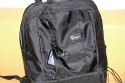 LOWEPRO FASTPACK 350\n\nFoto von Jrg Langer\n\nKommentar des Nutzers:\n\nDer Fastpack 350, der jetzt in der Vorweihnachtszeit (2007) ganz frisch die Bhne des Taschenmarktes betreten hat, macht auf den ersten Blick fr das Geld (zw. 75 und 110 Euro - je nach Hndler) einen sehr guten und brauchbaren Eindruck. Sehr viele kleine durchdachte Details.\n\nWirkt fast als ob der Think Tank Entwickler der frher bei Lowepro war wieder zurck ist bei Lowepro.\n\nAber die Verarbeitung und die Nhte der Think Tanks und Crumpler sind dennoch stabiler. \n\nDie Kombination aus schnellem Zugriff, 2er Rucksack und einem kleinen Daypack mit Notebookfach gabs bislang m.E. noch nicht so in dieser Form wie bei den Fastpacks von Lowepro.\n\nSlingshot 300 AW war sicher hier der Ideenliefernat zu diesem Modell. Der astpack 350 ist eine gute Mischung aus Slingshot 300 und Compu Trekker AW und Compu Rover AW.\n\nMan kann einen groen - bis 17 Zoll - Notebook direkt am Rcken tragen und doch etliches an Fotoequipemnt hineinbekommen, wie man auf den Bildern von mir ganz gut erkennen kann.\n\nDer Schnellzugrif funktioniert durch das eitenfach extrem gut. Das restliche Equipment ist durch den mit zwei Klickverschlssen gesicherten Deckel sehr gut fest in der Tasche und erst beim Absetzen des Fastpack zugng.ich. Die Slingshot Nutzer werden wissen was ich meine.\n\nDas Tragesystem ist dnner als beim Computrekker oder Rover System aber dennoch trotz der Last des eigenen Hobbys noch sehr bequem. Der Bauchgurt ist fest und nicht abnehmbar und (schade fr die XXXL Menschen) krzer als der des Compu Rover AW. Das Tragesystem ist auf beiden Schultern gut verteilt und damit dem Slingshot 300 AW gegenber ein enormer Vorteil.\n\nDie Details sind sehr durchdacht, wie die Handy und MP3 Player Tasche oben drauf, der Zubehrbeutel fr Netzteil und Maus und das ganze Notebookzubehr, welcher per Klett im Daypack oben fixiert werden kann.\n\nAuf einigen Bildern sehen Sie den direkten Vergleich zwischen Crumpler Pretty Boy Backpack XL und dem Lowepro Computrekker AW und dem hier beschreibenen Fastpack 350 von Lowepro.\n\nDer Fastpack bleibt beim Abstellen auf dem Boden auch aufrecht stehen und fllt nicht um, was seine beiden "Konkurenten" die wir hier im Vergleich haben udn sehen beide nicht tun. Leider hat der Fastpack 350 keine Fe zum abstellen, sondern steht direkt mit dem Stoff/Nylon auf dem Boden, was je nach Witterung nicht so angenehm ist. Aber das haben leider die wenigsten halbwegs vergleichbaren Rucksche nicht.\n\nEine Stativhalterung und eine AW Hllen hat der Fastpack 350 beides nicht.\n\nTaschenfreak-Fazit: Wer auf professionelle Verarbeitung (Think Tank), All Wetter Schutzhlle (teurere Lowepro Modelle) und dickere Polsterung (Crumpler) verzichten kann und will ist mit dem Fastpack sehr gut bedient.