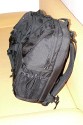LOWEPRO FASTPACK 350\n\nFoto von Jrg Langer\n\nKommentar des Nutzers:\n\nDer Fastpack 350, der jetzt in der Vorweihnachtszeit (2007) ganz frisch die Bhne des Taschenmarktes betreten hat, macht auf den ersten Blick fr das Geld (zw. 75 und 110 Euro - je nach Hndler) einen sehr guten und brauchbaren Eindruck. Sehr viele kleine durchdachte Details.\n\nWirkt fast als ob der Think Tank Entwickler der frher bei Lowepro war wieder zurck ist bei Lowepro.\n\nAber die Verarbeitung und die Nhte der Think Tanks und Crumpler sind dennoch stabiler. \n\nDie Kombination aus schnellem Zugriff, 2er Rucksack und einem kleinen Daypack mit Notebookfach gabs bislang m.E. noch nicht so in dieser Form wie bei den Fastpacks von Lowepro.\n\nSlingshot 300 AW war sicher hier der Ideenliefernat zu diesem Modell. Der astpack 350 ist eine gute Mischung aus Slingshot 300 und Compu Trekker AW und Compu Rover AW.\n\nMan kann einen groen - bis 17 Zoll - Notebook direkt am Rcken tragen und doch etliches an Fotoequipemnt hineinbekommen, wie man auf den Bildern von mir ganz gut erkennen kann.\n\nDer Schnellzugrif funktioniert durch das eitenfach extrem gut. Das restliche Equipment ist durch den mit zwei Klickverschlssen gesicherten Deckel sehr gut fest in der Tasche und erst beim Absetzen des Fastpack zugng.ich. Die Slingshot Nutzer werden wissen was ich meine.\n\nDas Tragesystem ist dnner als beim Computrekker oder Rover System aber dennoch trotz der Last des eigenen Hobbys noch sehr bequem. Der Bauchgurt ist fest und nicht abnehmbar und (schade fr die XXXL Menschen) krzer als der des Compu Rover AW. Das Tragesystem ist auf beiden Schultern gut verteilt und damit dem Slingshot 300 AW gegenber ein enormer Vorteil.\n\nDie Details sind sehr durchdacht, wie die Handy und MP3 Player Tasche oben drauf, der Zubehrbeutel fr Netzteil und Maus und das ganze Notebookzubehr, welcher per Klett im Daypack oben fixiert werden kann.\n\nAuf einigen Bildern sehen Sie den direkten Vergleich zwischen Crumpler Pretty Boy Backpack XL und dem Lowepro Computrekker AW und dem hier beschreibenen Fastpack 350 von Lowepro.\n\nDer Fastpack bleibt beim Abstellen auf dem Boden auch aufrecht stehen und fllt nicht um, was seine beiden "Konkurenten" die wir hier im Vergleich haben udn sehen beide nicht tun. Leider hat der Fastpack 350 keine Fe zum abstellen, sondern steht direkt mit dem Stoff/Nylon auf dem Boden, was je nach Witterung nicht so angenehm ist. Aber das haben leider die wenigsten halbwegs vergleichbaren Rucksche nicht.\n\nEine Stativhalterung und eine AW Hllen hat der Fastpack 350 beides nicht.\n\nTaschenfreak-Fazit: Wer auf professionelle Verarbeitung (Think Tank), All Wetter Schutzhlle (teurere Lowepro Modelle) und dickere Polsterung (Crumpler) verzichten kann und will ist mit dem Fastpack sehr gut bedient.