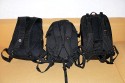 LOWEPRO FASTPACK 350\n\nFoto von Jrg Langer\n\nKommentar des Nutzers:\n\nDer Fastpack 350, der jetzt in der Vorweihnachtszeit (2007) ganz frisch die Bhne des Taschenmarktes betreten hat, macht auf den ersten Blick fr das Geld (zw. 75 und 110 Euro - je nach Hndler) einen sehr guten und brauchbaren Eindruck. Sehr viele kleine durchdachte Details.\n\nWirkt fast als ob der Think Tank Entwickler der frher bei Lowepro war wieder zurck ist bei Lowepro.\n\nAber die Verarbeitung und die Nhte der Think Tanks und Crumpler sind dennoch stabiler. \n\nDie Kombination aus schnellem Zugriff, 2er Rucksack und einem kleinen Daypack mit Notebookfach gabs bislang m.E. noch nicht so in dieser Form wie bei den Fastpacks von Lowepro.\n\nSlingshot 300 AW war sicher hier der Ideenliefernat zu diesem Modell. Der astpack 350 ist eine gute Mischung aus Slingshot 300 und Compu Trekker AW und Compu Rover AW.\n\nMan kann einen groen - bis 17 Zoll - Notebook direkt am Rcken tragen und doch etliches an Fotoequipemnt hineinbekommen, wie man auf den Bildern von mir ganz gut erkennen kann.\n\nDer Schnellzugrif funktioniert durch das eitenfach extrem gut. Das restliche Equipment ist durch den mit zwei Klickverschlssen gesicherten Deckel sehr gut fest in der Tasche und erst beim Absetzen des Fastpack zugng.ich. Die Slingshot Nutzer werden wissen was ich meine.\n\nDas Tragesystem ist dnner als beim Computrekker oder Rover System aber dennoch trotz der Last des eigenen Hobbys noch sehr bequem. Der Bauchgurt ist fest und nicht abnehmbar und (schade fr die XXXL Menschen) krzer als der des Compu Rover AW. Das Tragesystem ist auf beiden Schultern gut verteilt und damit dem Slingshot 300 AW gegenber ein enormer Vorteil.\n\nDie Details sind sehr durchdacht, wie die Handy und MP3 Player Tasche oben drauf, der Zubehrbeutel fr Netzteil und Maus und das ganze Notebookzubehr, welcher per Klett im Daypack oben fixiert werden kann.\n\nAuf einigen Bildern sehen Sie den direkten Vergleich zwischen Crumpler Pretty Boy Backpack XL und dem Lowepro Computrekker AW und dem hier beschreibenen Fastpack 350 von Lowepro.\n\nDer Fastpack bleibt beim Abstellen auf dem Boden auch aufrecht stehen und fllt nicht um, was seine beiden "Konkurenten" die wir hier im Vergleich haben udn sehen beide nicht tun. Leider hat der Fastpack 350 keine Fe zum abstellen, sondern steht direkt mit dem Stoff/Nylon auf dem Boden, was je nach Witterung nicht so angenehm ist. Aber das haben leider die wenigsten halbwegs vergleichbaren Rucksche nicht.\n\nEine Stativhalterung und eine AW Hllen hat der Fastpack 350 beides nicht.\n\nTaschenfreak-Fazit: Wer auf professionelle Verarbeitung (Think Tank), All Wetter Schutzhlle (teurere Lowepro Modelle) und dickere Polsterung (Crumpler) verzichten kann und will ist mit dem Fastpack sehr gut bedient.