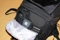 LOWEPRO FASTPACK 350\n\nFoto von Jrg Langer\n\nKommentar des Nutzers:\n\nDer Fastpack 350, der jetzt in der Vorweihnachtszeit (2007) ganz frisch die Bhne des Taschenmarktes betreten hat, macht auf den ersten Blick fr das Geld (zw. 75 und 110 Euro - je nach Hndler) einen sehr guten und brauchbaren Eindruck. Sehr viele kleine durchdachte Details.\n\nWirkt fast als ob der Think Tank Entwickler der frher bei Lowepro war wieder zurck ist bei Lowepro.\n\nAber die Verarbeitung und die Nhte der Think Tanks und Crumpler sind dennoch stabiler. \n\nDie Kombination aus schnellem Zugriff, 2er Rucksack und einem kleinen Daypack mit Notebookfach gabs bislang m.E. noch nicht so in dieser Form wie bei den Fastpacks von Lowepro.\n\nSlingshot 300 AW war sicher hier der Ideenliefernat zu diesem Modell. Der astpack 350 ist eine gute Mischung aus Slingshot 300 und Compu Trekker AW und Compu Rover AW.\n\nMan kann einen groen - bis 17 Zoll - Notebook direkt am Rcken tragen und doch etliches an Fotoequipemnt hineinbekommen, wie man auf den Bildern von mir ganz gut erkennen kann.\n\nDer Schnellzugrif funktioniert durch das eitenfach extrem gut. Das restliche Equipment ist durch den mit zwei Klickverschlssen gesicherten Deckel sehr gut fest in der Tasche und erst beim Absetzen des Fastpack zugng.ich. Die Slingshot Nutzer werden wissen was ich meine.\n\nDas Tragesystem ist dnner als beim Computrekker oder Rover System aber dennoch trotz der Last des eigenen Hobbys noch sehr bequem. Der Bauchgurt ist fest und nicht abnehmbar und (schade fr die XXXL Menschen) krzer als der des Compu Rover AW. Das Tragesystem ist auf beiden Schultern gut verteilt und damit dem Slingshot 300 AW gegenber ein enormer Vorteil.\n\nDie Details sind sehr durchdacht, wie die Handy und MP3 Player Tasche oben drauf, der Zubehrbeutel fr Netzteil und Maus und das ganze Notebookzubehr, welcher per Klett im Daypack oben fixiert werden kann.\n\nAuf einigen Bildern sehen Sie den direkten Vergleich zwischen Crumpler Pretty Boy Backpack XL und dem Lowepro Computrekker AW und dem hier beschreibenen Fastpack 350 von Lowepro.\n\nDer Fastpack bleibt beim Abstellen auf dem Boden auch aufrecht stehen und fllt nicht um, was seine beiden "Konkurenten" die wir hier im Vergleich haben udn sehen beide nicht tun. Leider hat der Fastpack 350 keine Fe zum abstellen, sondern steht direkt mit dem Stoff/Nylon auf dem Boden, was je nach Witterung nicht so angenehm ist. Aber das haben leider die wenigsten halbwegs vergleichbaren Rucksche nicht.\n\nEine Stativhalterung und eine AW Hllen hat der Fastpack 350 beides nicht.\n\nTaschenfreak-Fazit: Wer auf professionelle Verarbeitung (Think Tank), All Wetter Schutzhlle (teurere Lowepro Modelle) und dickere Polsterung (Crumpler) verzichten kann und will ist mit dem Fastpack sehr gut bedient.