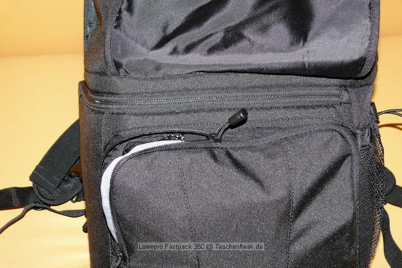 LOWEPRO FASTPACK 350\n\nFoto von Jrg Langer\n\nKommentar des Nutzers:\n\nDer Fastpack 350, der jetzt in der Vorweihnachtszeit (2007) ganz frisch die Bhne des Taschenmarktes betreten hat, macht auf den ersten Blick fr das Geld (zw. 75 und 110 Euro - je nach Hndler) einen sehr guten und brauchbaren Eindruck. Sehr viele kleine durchdachte Details.\n\nWirkt fast als ob der Think Tank Entwickler der frher bei Lowepro war wieder zurck ist bei Lowepro.\n\nAber die Verarbeitung und die Nhte der Think Tanks und Crumpler sind dennoch stabiler. \n\nDie Kombination aus schnellem Zugriff, 2er Rucksack und einem kleinen Daypack mit Notebookfach gabs bislang m.E. noch nicht so in dieser Form wie bei den Fastpacks von Lowepro.\n\nSlingshot 300 AW war sicher hier der Ideenliefernat zu diesem Modell. Der astpack 350 ist eine gute Mischung aus Slingshot 300 und Compu Trekker AW und Compu Rover AW.\n\nMan kann einen groen - bis 17 Zoll - Notebook direkt am Rcken tragen und doch etliches an Fotoequipemnt hineinbekommen, wie man auf den Bildern von mir ganz gut erkennen kann.\n\nDer Schnellzugrif funktioniert durch das eitenfach extrem gut. Das restliche Equipment ist durch den mit zwei Klickverschlssen gesicherten Deckel sehr gut fest in der Tasche und erst beim Absetzen des Fastpack zugng.ich. Die Slingshot Nutzer werden wissen was ich meine.\n\nDas Tragesystem ist dnner als beim Computrekker oder Rover System aber dennoch trotz der Last des eigenen Hobbys noch sehr bequem. Der Bauchgurt ist fest und nicht abnehmbar und (schade fr die XXXL Menschen) krzer als der des Compu Rover AW. Das Tragesystem ist auf beiden Schultern gut verteilt und damit dem Slingshot 300 AW gegenber ein enormer Vorteil.\n\nDie Details sind sehr durchdacht, wie die Handy und MP3 Player Tasche oben drauf, der Zubehrbeutel fr Netzteil und Maus und das ganze Notebookzubehr, welcher per Klett im Daypack oben fixiert werden kann.\n\nAuf einigen Bildern sehen Sie den direkten Vergleich zwischen Crumpler Pretty Boy Backpack XL und dem Lowepro Computrekker AW und dem hier beschreibenen Fastpack 350 von Lowepro.\n\nDer Fastpack bleibt beim Abstellen auf dem Boden auch aufrecht stehen und fllt nicht um, was seine beiden "Konkurenten" die wir hier im Vergleich haben udn sehen beide nicht tun. Leider hat der Fastpack 350 keine Fe zum abstellen, sondern steht direkt mit dem Stoff/Nylon auf dem Boden, was je nach Witterung nicht so angenehm ist. Aber das haben leider die wenigsten halbwegs vergleichbaren Rucksche nicht.\n\nEine Stativhalterung und eine AW Hllen hat der Fastpack 350 beides nicht.\n\nTaschenfreak-Fazit: Wer auf professionelle Verarbeitung (Think Tank), All Wetter Schutzhlle (teurere Lowepro Modelle) und dickere Polsterung (Crumpler) verzichten kann und will ist mit dem Fastpack sehr gut bedient.