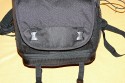 LOWEPRO FASTPACK 350\n\nFoto von Jrg Langer\n\nKommentar des Nutzers:\n\nDer Fastpack 350, der jetzt in der Vorweihnachtszeit (2007) ganz frisch die Bhne des Taschenmarktes betreten hat, macht auf den ersten Blick fr das Geld (zw. 75 und 110 Euro - je nach Hndler) einen sehr guten und brauchbaren Eindruck. Sehr viele kleine durchdachte Details.\n\nWirkt fast als ob der Think Tank Entwickler der frher bei Lowepro war wieder zurck ist bei Lowepro.\n\nAber die Verarbeitung und die Nhte der Think Tanks und Crumpler sind dennoch stabiler. \n\nDie Kombination aus schnellem Zugriff, 2er Rucksack und einem kleinen Daypack mit Notebookfach gabs bislang m.E. noch nicht so in dieser Form wie bei den Fastpacks von Lowepro.\n\nSlingshot 300 AW war sicher hier der Ideenliefernat zu diesem Modell. Der astpack 350 ist eine gute Mischung aus Slingshot 300 und Compu Trekker AW und Compu Rover AW.\n\nMan kann einen groen - bis 17 Zoll - Notebook direkt am Rcken tragen und doch etliches an Fotoequipemnt hineinbekommen, wie man auf den Bildern von mir ganz gut erkennen kann.\n\nDer Schnellzugrif funktioniert durch das eitenfach extrem gut. Das restliche Equipment ist durch den mit zwei Klickverschlssen gesicherten Deckel sehr gut fest in der Tasche und erst beim Absetzen des Fastpack zugng.ich. Die Slingshot Nutzer werden wissen was ich meine.\n\nDas Tragesystem ist dnner als beim Computrekker oder Rover System aber dennoch trotz der Last des eigenen Hobbys noch sehr bequem. Der Bauchgurt ist fest und nicht abnehmbar und (schade fr die XXXL Menschen) krzer als der des Compu Rover AW. Das Tragesystem ist auf beiden Schultern gut verteilt und damit dem Slingshot 300 AW gegenber ein enormer Vorteil.\n\nDie Details sind sehr durchdacht, wie die Handy und MP3 Player Tasche oben drauf, der Zubehrbeutel fr Netzteil und Maus und das ganze Notebookzubehr, welcher per Klett im Daypack oben fixiert werden kann.\n\nAuf einigen Bildern sehen Sie den direkten Vergleich zwischen Crumpler Pretty Boy Backpack XL und dem Lowepro Computrekker AW und dem hier beschreibenen Fastpack 350 von Lowepro.\n\nDer Fastpack bleibt beim Abstellen auf dem Boden auch aufrecht stehen und fllt nicht um, was seine beiden "Konkurenten" die wir hier im Vergleich haben udn sehen beide nicht tun. Leider hat der Fastpack 350 keine Fe zum abstellen, sondern steht direkt mit dem Stoff/Nylon auf dem Boden, was je nach Witterung nicht so angenehm ist. Aber das haben leider die wenigsten halbwegs vergleichbaren Rucksche nicht.\n\nEine Stativhalterung und eine AW Hllen hat der Fastpack 350 beides nicht.\n\nTaschenfreak-Fazit: Wer auf professionelle Verarbeitung (Think Tank), All Wetter Schutzhlle (teurere Lowepro Modelle) und dickere Polsterung (Crumpler) verzichten kann und will ist mit dem Fastpack sehr gut bedient.
