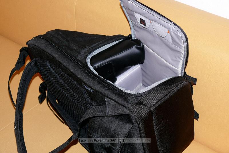 LOWEPRO FASTPACK 350\n\nFoto von Jrg Langer\n\nKommentar des Nutzers:\n\nDer Fastpack 350, der jetzt in der Vorweihnachtszeit (2007) ganz frisch die Bhne des Taschenmarktes betreten hat, macht auf den ersten Blick fr das Geld (zw. 75 und 110 Euro - je nach Hndler) einen sehr guten und brauchbaren Eindruck. Sehr viele kleine durchdachte Details.\n\nWirkt fast als ob der Think Tank Entwickler der frher bei Lowepro war wieder zurck ist bei Lowepro.\n\nAber die Verarbeitung und die Nhte der Think Tanks und Crumpler sind dennoch stabiler. \n\nDie Kombination aus schnellem Zugriff, 2er Rucksack und einem kleinen Daypack mit Notebookfach gabs bislang m.E. noch nicht so in dieser Form wie bei den Fastpacks von Lowepro.\n\nSlingshot 300 AW war sicher hier der Ideenliefernat zu diesem Modell. Der astpack 350 ist eine gute Mischung aus Slingshot 300 und Compu Trekker AW und Compu Rover AW.\n\nMan kann einen groen - bis 17 Zoll - Notebook direkt am Rcken tragen und doch etliches an Fotoequipemnt hineinbekommen, wie man auf den Bildern von mir ganz gut erkennen kann.\n\nDer Schnellzugrif funktioniert durch das eitenfach extrem gut. Das restliche Equipment ist durch den mit zwei Klickverschlssen gesicherten Deckel sehr gut fest in der Tasche und erst beim Absetzen des Fastpack zugng.ich. Die Slingshot Nutzer werden wissen was ich meine.\n\nDas Tragesystem ist dnner als beim Computrekker oder Rover System aber dennoch trotz der Last des eigenen Hobbys noch sehr bequem. Der Bauchgurt ist fest und nicht abnehmbar und (schade fr die XXXL Menschen) krzer als der des Compu Rover AW. Das Tragesystem ist auf beiden Schultern gut verteilt und damit dem Slingshot 300 AW gegenber ein enormer Vorteil.\n\nDie Details sind sehr durchdacht, wie die Handy und MP3 Player Tasche oben drauf, der Zubehrbeutel fr Netzteil und Maus und das ganze Notebookzubehr, welcher per Klett im Daypack oben fixiert werden kann.\n\nAuf einigen Bildern sehen Sie den direkten Vergleich zwischen Crumpler Pretty Boy Backpack XL und dem Lowepro Computrekker AW und dem hier beschreibenen Fastpack 350 von Lowepro.\n\nDer Fastpack bleibt beim Abstellen auf dem Boden auch aufrecht stehen und fllt nicht um, was seine beiden "Konkurenten" die wir hier im Vergleich haben udn sehen beide nicht tun. Leider hat der Fastpack 350 keine Fe zum abstellen, sondern steht direkt mit dem Stoff/Nylon auf dem Boden, was je nach Witterung nicht so angenehm ist. Aber das haben leider die wenigsten halbwegs vergleichbaren Rucksche nicht.\n\nEine Stativhalterung und eine AW Hllen hat der Fastpack 350 beides nicht.\n\nTaschenfreak-Fazit: Wer auf professionelle Verarbeitung (Think Tank), All Wetter Schutzhlle (teurere Lowepro Modelle) und dickere Polsterung (Crumpler) verzichten kann und will ist mit dem Fastpack sehr gut bedient.