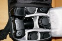 LOWEPRO FASTPACK 350\n\nFoto von Jrg Langer\n\nKommentar des Nutzers:\n\nDer Fastpack 350, der jetzt in der Vorweihnachtszeit (2007) ganz frisch die Bhne des Taschenmarktes betreten hat, macht auf den ersten Blick fr das Geld (zw. 75 und 110 Euro - je nach Hndler) einen sehr guten und brauchbaren Eindruck. Sehr viele kleine durchdachte Details.\n\nWirkt fast als ob der Think Tank Entwickler der frher bei Lowepro war wieder zurck ist bei Lowepro.\n\nAber die Verarbeitung und die Nhte der Think Tanks und Crumpler sind dennoch stabiler. \n\nDie Kombination aus schnellem Zugriff, 2er Rucksack und einem kleinen Daypack mit Notebookfach gabs bislang m.E. noch nicht so in dieser Form wie bei den Fastpacks von Lowepro.\n\nSlingshot 300 AW war sicher hier der Ideenliefernat zu diesem Modell. Der astpack 350 ist eine gute Mischung aus Slingshot 300 und Compu Trekker AW und Compu Rover AW.\n\nMan kann einen groen - bis 17 Zoll - Notebook direkt am Rcken tragen und doch etliches an Fotoequipemnt hineinbekommen, wie man auf den Bildern von mir ganz gut erkennen kann.\n\nDer Schnellzugrif funktioniert durch das eitenfach extrem gut. Das restliche Equipment ist durch den mit zwei Klickverschlssen gesicherten Deckel sehr gut fest in der Tasche und erst beim Absetzen des Fastpack zugng.ich. Die Slingshot Nutzer werden wissen was ich meine.\n\nDas Tragesystem ist dnner als beim Computrekker oder Rover System aber dennoch trotz der Last des eigenen Hobbys noch sehr bequem. Der Bauchgurt ist fest und nicht abnehmbar und (schade fr die XXXL Menschen) krzer als der des Compu Rover AW. Das Tragesystem ist auf beiden Schultern gut verteilt und damit dem Slingshot 300 AW gegenber ein enormer Vorteil.\n\nDie Details sind sehr durchdacht, wie die Handy und MP3 Player Tasche oben drauf, der Zubehrbeutel fr Netzteil und Maus und das ganze Notebookzubehr, welcher per Klett im Daypack oben fixiert werden kann.\n\nAuf einigen Bildern sehen Sie den direkten Vergleich zwischen Crumpler Pretty Boy Backpack XL und dem Lowepro Computrekker AW und dem hier beschreibenen Fastpack 350 von Lowepro.\n\nDer Fastpack bleibt beim Abstellen auf dem Boden auch aufrecht stehen und fllt nicht um, was seine beiden "Konkurenten" die wir hier im Vergleich haben udn sehen beide nicht tun. Leider hat der Fastpack 350 keine Fe zum abstellen, sondern steht direkt mit dem Stoff/Nylon auf dem Boden, was je nach Witterung nicht so angenehm ist. Aber das haben leider die wenigsten halbwegs vergleichbaren Rucksche nicht.\n\nEine Stativhalterung und eine AW Hllen hat der Fastpack 350 beides nicht.\n\nTaschenfreak-Fazit: Wer auf professionelle Verarbeitung (Think Tank), All Wetter Schutzhlle (teurere Lowepro Modelle) und dickere Polsterung (Crumpler) verzichten kann und will ist mit dem Fastpack sehr gut bedient.