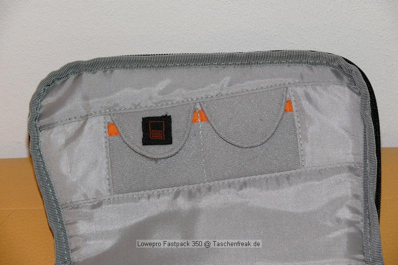LOWEPRO FASTPACK 350\n\nFoto von Jrg Langer\n\nKommentar des Nutzers:\n\nDer Fastpack 350, der jetzt in der Vorweihnachtszeit (2007) ganz frisch die Bhne des Taschenmarktes betreten hat, macht auf den ersten Blick fr das Geld (zw. 75 und 110 Euro - je nach Hndler) einen sehr guten und brauchbaren Eindruck. Sehr viele kleine durchdachte Details.\n\nWirkt fast als ob der Think Tank Entwickler der frher bei Lowepro war wieder zurck ist bei Lowepro.\n\nAber die Verarbeitung und die Nhte der Think Tanks und Crumpler sind dennoch stabiler. \n\nDie Kombination aus schnellem Zugriff, 2er Rucksack und einem kleinen Daypack mit Notebookfach gabs bislang m.E. noch nicht so in dieser Form wie bei den Fastpacks von Lowepro.\n\nSlingshot 300 AW war sicher hier der Ideenliefernat zu diesem Modell. Der astpack 350 ist eine gute Mischung aus Slingshot 300 und Compu Trekker AW und Compu Rover AW.\n\nMan kann einen groen - bis 17 Zoll - Notebook direkt am Rcken tragen und doch etliches an Fotoequipemnt hineinbekommen, wie man auf den Bildern von mir ganz gut erkennen kann.\n\nDer Schnellzugrif funktioniert durch das eitenfach extrem gut. Das restliche Equipment ist durch den mit zwei Klickverschlssen gesicherten Deckel sehr gut fest in der Tasche und erst beim Absetzen des Fastpack zugng.ich. Die Slingshot Nutzer werden wissen was ich meine.\n\nDas Tragesystem ist dnner als beim Computrekker oder Rover System aber dennoch trotz der Last des eigenen Hobbys noch sehr bequem. Der Bauchgurt ist fest und nicht abnehmbar und (schade fr die XXXL Menschen) krzer als der des Compu Rover AW. Das Tragesystem ist auf beiden Schultern gut verteilt und damit dem Slingshot 300 AW gegenber ein enormer Vorteil.\n\nDie Details sind sehr durchdacht, wie die Handy und MP3 Player Tasche oben drauf, der Zubehrbeutel fr Netzteil und Maus und das ganze Notebookzubehr, welcher per Klett im Daypack oben fixiert werden kann.\n\nAuf einigen Bildern sehen Sie den direkten Vergleich zwischen Crumpler Pretty Boy Backpack XL und dem Lowepro Computrekker AW und dem hier beschreibenen Fastpack 350 von Lowepro.\n\nDer Fastpack bleibt beim Abstellen auf dem Boden auch aufrecht stehen und fllt nicht um, was seine beiden "Konkurenten" die wir hier im Vergleich haben udn sehen beide nicht tun. Leider hat der Fastpack 350 keine Fe zum abstellen, sondern steht direkt mit dem Stoff/Nylon auf dem Boden, was je nach Witterung nicht so angenehm ist. Aber das haben leider die wenigsten halbwegs vergleichbaren Rucksche nicht.\n\nEine Stativhalterung und eine AW Hllen hat der Fastpack 350 beides nicht.\n\nTaschenfreak-Fazit: Wer auf professionelle Verarbeitung (Think Tank), All Wetter Schutzhlle (teurere Lowepro Modelle) und dickere Polsterung (Crumpler) verzichten kann und will ist mit dem Fastpack sehr gut bedient.