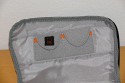 LOWEPRO FASTPACK 350\n\nFoto von Jrg Langer\n\nKommentar des Nutzers:\n\nDer Fastpack 350, der jetzt in der Vorweihnachtszeit (2007) ganz frisch die Bhne des Taschenmarktes betreten hat, macht auf den ersten Blick fr das Geld (zw. 75 und 110 Euro - je nach Hndler) einen sehr guten und brauchbaren Eindruck. Sehr viele kleine durchdachte Details.\n\nWirkt fast als ob der Think Tank Entwickler der frher bei Lowepro war wieder zurck ist bei Lowepro.\n\nAber die Verarbeitung und die Nhte der Think Tanks und Crumpler sind dennoch stabiler. \n\nDie Kombination aus schnellem Zugriff, 2er Rucksack und einem kleinen Daypack mit Notebookfach gabs bislang m.E. noch nicht so in dieser Form wie bei den Fastpacks von Lowepro.\n\nSlingshot 300 AW war sicher hier der Ideenliefernat zu diesem Modell. Der astpack 350 ist eine gute Mischung aus Slingshot 300 und Compu Trekker AW und Compu Rover AW.\n\nMan kann einen groen - bis 17 Zoll - Notebook direkt am Rcken tragen und doch etliches an Fotoequipemnt hineinbekommen, wie man auf den Bildern von mir ganz gut erkennen kann.\n\nDer Schnellzugrif funktioniert durch das eitenfach extrem gut. Das restliche Equipment ist durch den mit zwei Klickverschlssen gesicherten Deckel sehr gut fest in der Tasche und erst beim Absetzen des Fastpack zugng.ich. Die Slingshot Nutzer werden wissen was ich meine.\n\nDas Tragesystem ist dnner als beim Computrekker oder Rover System aber dennoch trotz der Last des eigenen Hobbys noch sehr bequem. Der Bauchgurt ist fest und nicht abnehmbar und (schade fr die XXXL Menschen) krzer als der des Compu Rover AW. Das Tragesystem ist auf beiden Schultern gut verteilt und damit dem Slingshot 300 AW gegenber ein enormer Vorteil.\n\nDie Details sind sehr durchdacht, wie die Handy und MP3 Player Tasche oben drauf, der Zubehrbeutel fr Netzteil und Maus und das ganze Notebookzubehr, welcher per Klett im Daypack oben fixiert werden kann.\n\nAuf einigen Bildern sehen Sie den direkten Vergleich zwischen Crumpler Pretty Boy Backpack XL und dem Lowepro Computrekker AW und dem hier beschreibenen Fastpack 350 von Lowepro.\n\nDer Fastpack bleibt beim Abstellen auf dem Boden auch aufrecht stehen und fllt nicht um, was seine beiden "Konkurenten" die wir hier im Vergleich haben udn sehen beide nicht tun. Leider hat der Fastpack 350 keine Fe zum abstellen, sondern steht direkt mit dem Stoff/Nylon auf dem Boden, was je nach Witterung nicht so angenehm ist. Aber das haben leider die wenigsten halbwegs vergleichbaren Rucksche nicht.\n\nEine Stativhalterung und eine AW Hllen hat der Fastpack 350 beides nicht.\n\nTaschenfreak-Fazit: Wer auf professionelle Verarbeitung (Think Tank), All Wetter Schutzhlle (teurere Lowepro Modelle) und dickere Polsterung (Crumpler) verzichten kann und will ist mit dem Fastpack sehr gut bedient.