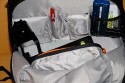 LOWEPRO FASTPACK 350\n\nFoto von Jrg Langer\n\nKommentar des Nutzers:\n\nDer Fastpack 350, der jetzt in der Vorweihnachtszeit (2007) ganz frisch die Bhne des Taschenmarktes betreten hat, macht auf den ersten Blick fr das Geld (zw. 75 und 110 Euro - je nach Hndler) einen sehr guten und brauchbaren Eindruck. Sehr viele kleine durchdachte Details.\n\nWirkt fast als ob der Think Tank Entwickler der frher bei Lowepro war wieder zurck ist bei Lowepro.\n\nAber die Verarbeitung und die Nhte der Think Tanks und Crumpler sind dennoch stabiler. \n\nDie Kombination aus schnellem Zugriff, 2er Rucksack und einem kleinen Daypack mit Notebookfach gabs bislang m.E. noch nicht so in dieser Form wie bei den Fastpacks von Lowepro.\n\nSlingshot 300 AW war sicher hier der Ideenliefernat zu diesem Modell. Der astpack 350 ist eine gute Mischung aus Slingshot 300 und Compu Trekker AW und Compu Rover AW.\n\nMan kann einen groen - bis 17 Zoll - Notebook direkt am Rcken tragen und doch etliches an Fotoequipemnt hineinbekommen, wie man auf den Bildern von mir ganz gut erkennen kann.\n\nDer Schnellzugrif funktioniert durch das eitenfach extrem gut. Das restliche Equipment ist durch den mit zwei Klickverschlssen gesicherten Deckel sehr gut fest in der Tasche und erst beim Absetzen des Fastpack zugng.ich. Die Slingshot Nutzer werden wissen was ich meine.\n\nDas Tragesystem ist dnner als beim Computrekker oder Rover System aber dennoch trotz der Last des eigenen Hobbys noch sehr bequem. Der Bauchgurt ist fest und nicht abnehmbar und (schade fr die XXXL Menschen) krzer als der des Compu Rover AW. Das Tragesystem ist auf beiden Schultern gut verteilt und damit dem Slingshot 300 AW gegenber ein enormer Vorteil.\n\nDie Details sind sehr durchdacht, wie die Handy und MP3 Player Tasche oben drauf, der Zubehrbeutel fr Netzteil und Maus und das ganze Notebookzubehr, welcher per Klett im Daypack oben fixiert werden kann.\n\nAuf einigen Bildern sehen Sie den direkten Vergleich zwischen Crumpler Pretty Boy Backpack XL und dem Lowepro Computrekker AW und dem hier beschreibenen Fastpack 350 von Lowepro.\n\nDer Fastpack bleibt beim Abstellen auf dem Boden auch aufrecht stehen und fllt nicht um, was seine beiden "Konkurenten" die wir hier im Vergleich haben udn sehen beide nicht tun. Leider hat der Fastpack 350 keine Fe zum abstellen, sondern steht direkt mit dem Stoff/Nylon auf dem Boden, was je nach Witterung nicht so angenehm ist. Aber das haben leider die wenigsten halbwegs vergleichbaren Rucksche nicht.\n\nEine Stativhalterung und eine AW Hllen hat der Fastpack 350 beides nicht.\n\nTaschenfreak-Fazit: Wer auf professionelle Verarbeitung (Think Tank), All Wetter Schutzhlle (teurere Lowepro Modelle) und dickere Polsterung (Crumpler) verzichten kann und will ist mit dem Fastpack sehr gut bedient.