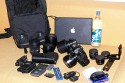 LOWEPRO FASTPACK 350\n\nFoto von Jrg Langer\n\nKommentar des Nutzers:\n\nDer Fastpack 350, der jetzt in der Vorweihnachtszeit (2007) ganz frisch die Bhne des Taschenmarktes betreten hat, macht auf den ersten Blick fr das Geld (zw. 75 und 110 Euro - je nach Hndler) einen sehr guten und brauchbaren Eindruck. Sehr viele kleine durchdachte Details.\n\nWirkt fast als ob der Think Tank Entwickler der frher bei Lowepro war wieder zurck ist bei Lowepro.\n\nAber die Verarbeitung und die Nhte der Think Tanks und Crumpler sind dennoch stabiler. \n\nDie Kombination aus schnellem Zugriff, 2er Rucksack und einem kleinen Daypack mit Notebookfach gabs bislang m.E. noch nicht so in dieser Form wie bei den Fastpacks von Lowepro.\n\nSlingshot 300 AW war sicher hier der Ideenliefernat zu diesem Modell. Der astpack 350 ist eine gute Mischung aus Slingshot 300 und Compu Trekker AW und Compu Rover AW.\n\nMan kann einen groen - bis 17 Zoll - Notebook direkt am Rcken tragen und doch etliches an Fotoequipemnt hineinbekommen, wie man auf den Bildern von mir ganz gut erkennen kann.\n\nDer Schnellzugrif funktioniert durch das eitenfach extrem gut. Das restliche Equipment ist durch den mit zwei Klickverschlssen gesicherten Deckel sehr gut fest in der Tasche und erst beim Absetzen des Fastpack zugng.ich. Die Slingshot Nutzer werden wissen was ich meine.\n\nDas Tragesystem ist dnner als beim Computrekker oder Rover System aber dennoch trotz der Last des eigenen Hobbys noch sehr bequem. Der Bauchgurt ist fest und nicht abnehmbar und (schade fr die XXXL Menschen) krzer als der des Compu Rover AW. Das Tragesystem ist auf beiden Schultern gut verteilt und damit dem Slingshot 300 AW gegenber ein enormer Vorteil.\n\nDie Details sind sehr durchdacht, wie die Handy und MP3 Player Tasche oben drauf, der Zubehrbeutel fr Netzteil und Maus und das ganze Notebookzubehr, welcher per Klett im Daypack oben fixiert werden kann.\n\nAuf einigen Bildern sehen Sie den direkten Vergleich zwischen Crumpler Pretty Boy Backpack XL und dem Lowepro Computrekker AW und dem hier beschreibenen Fastpack 350 von Lowepro.\n\nDer Fastpack bleibt beim Abstellen auf dem Boden auch aufrecht stehen und fllt nicht um, was seine beiden "Konkurenten" die wir hier im Vergleich haben udn sehen beide nicht tun. Leider hat der Fastpack 350 keine Fe zum abstellen, sondern steht direkt mit dem Stoff/Nylon auf dem Boden, was je nach Witterung nicht so angenehm ist. Aber das haben leider die wenigsten halbwegs vergleichbaren Rucksche nicht.\n\nEine Stativhalterung und eine AW Hllen hat der Fastpack 350 beides nicht.\n\nTaschenfreak-Fazit: Wer auf professionelle Verarbeitung (Think Tank), All Wetter Schutzhlle (teurere Lowepro Modelle) und dickere Polsterung (Crumpler) verzichten kann und will ist mit dem Fastpack sehr gut bedient.
