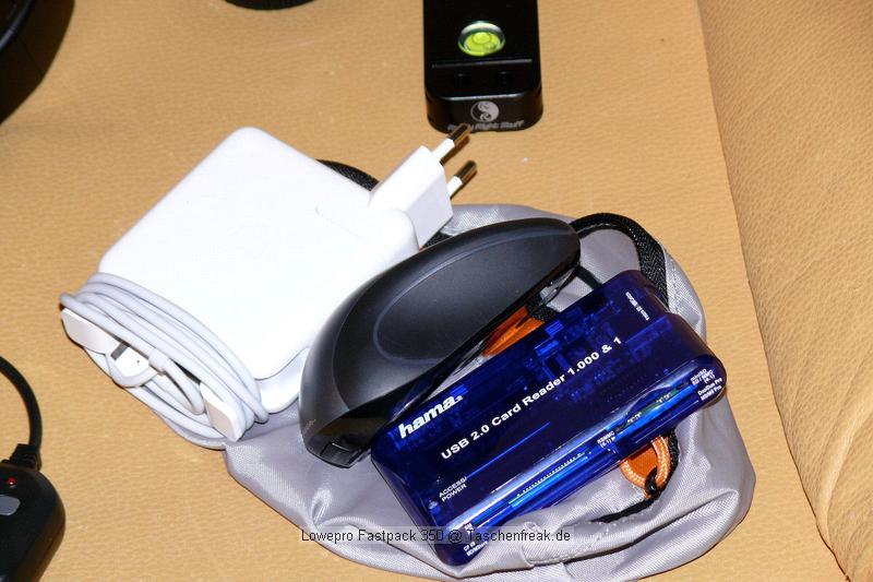 LOWEPRO FASTPACK 350\n\nFoto von Jrg Langer\n\nKommentar des Nutzers:\n\nDer Fastpack 350, der jetzt in der Vorweihnachtszeit (2007) ganz frisch die Bhne des Taschenmarktes betreten hat, macht auf den ersten Blick fr das Geld (zw. 75 und 110 Euro - je nach Hndler) einen sehr guten und brauchbaren Eindruck. Sehr viele kleine durchdachte Details.\n\nWirkt fast als ob der Think Tank Entwickler der frher bei Lowepro war wieder zurck ist bei Lowepro.\n\nAber die Verarbeitung und die Nhte der Think Tanks und Crumpler sind dennoch stabiler. \n\nDie Kombination aus schnellem Zugriff, 2er Rucksack und einem kleinen Daypack mit Notebookfach gabs bislang m.E. noch nicht so in dieser Form wie bei den Fastpacks von Lowepro.\n\nSlingshot 300 AW war sicher hier der Ideenliefernat zu diesem Modell. Der astpack 350 ist eine gute Mischung aus Slingshot 300 und Compu Trekker AW und Compu Rover AW.\n\nMan kann einen groen - bis 17 Zoll - Notebook direkt am Rcken tragen und doch etliches an Fotoequipemnt hineinbekommen, wie man auf den Bildern von mir ganz gut erkennen kann.\n\nDer Schnellzugrif funktioniert durch das eitenfach extrem gut. Das restliche Equipment ist durch den mit zwei Klickverschlssen gesicherten Deckel sehr gut fest in der Tasche und erst beim Absetzen des Fastpack zugng.ich. Die Slingshot Nutzer werden wissen was ich meine.\n\nDas Tragesystem ist dnner als beim Computrekker oder Rover System aber dennoch trotz der Last des eigenen Hobbys noch sehr bequem. Der Bauchgurt ist fest und nicht abnehmbar und (schade fr die XXXL Menschen) krzer als der des Compu Rover AW. Das Tragesystem ist auf beiden Schultern gut verteilt und damit dem Slingshot 300 AW gegenber ein enormer Vorteil.\n\nDie Details sind sehr durchdacht, wie die Handy und MP3 Player Tasche oben drauf, der Zubehrbeutel fr Netzteil und Maus und das ganze Notebookzubehr, welcher per Klett im Daypack oben fixiert werden kann.\n\nAuf einigen Bildern sehen Sie den direkten Vergleich zwischen Crumpler Pretty Boy Backpack XL und dem Lowepro Computrekker AW und dem hier beschreibenen Fastpack 350 von Lowepro.\n\nDer Fastpack bleibt beim Abstellen auf dem Boden auch aufrecht stehen und fllt nicht um, was seine beiden "Konkurenten" die wir hier im Vergleich haben udn sehen beide nicht tun. Leider hat der Fastpack 350 keine Fe zum abstellen, sondern steht direkt mit dem Stoff/Nylon auf dem Boden, was je nach Witterung nicht so angenehm ist. Aber das haben leider die wenigsten halbwegs vergleichbaren Rucksche nicht.\n\nEine Stativhalterung und eine AW Hllen hat der Fastpack 350 beides nicht.\n\nTaschenfreak-Fazit: Wer auf professionelle Verarbeitung (Think Tank), All Wetter Schutzhlle (teurere Lowepro Modelle) und dickere Polsterung (Crumpler) verzichten kann und will ist mit dem Fastpack sehr gut bedient.