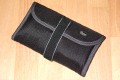 Foto von Jrg Langer\n\nKommentar des Nutzers:\n\nIn diese Zubehrtasche aus dem Lowepro Portfolio knnen in den 6 Fchern jede Menge Filter untergebracht werden. Die Innenseite ist aus sehr weichem Stoff gestaltet, so das die Filter nicht zuschaden kommen. Das Etui ist gepolstert, so das auch ein herunterfallen des gesamten Etuis den Filtern nicht anhaben kann.\n\nWir haben hier drinne:\nOben links: B&W Ksmann Slim mit Deckel POL\nOben rechts: 2x Hoya Graufilter ND4 & ND8 in 77 miteinander verschraubt\nMitte linkes: Filteradapterringe in 77-67,67-58, 58-52\nUnten links: Cokin Sunset\nUnten rechts: Cokin Grauverlauf\nMitte rechts: Canon 500D in 77mm