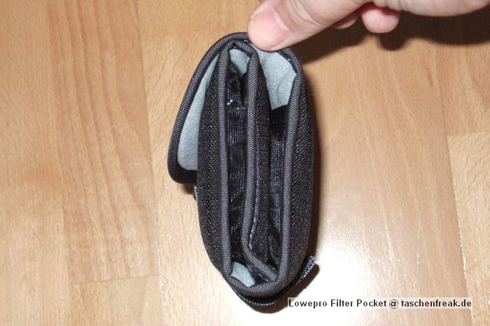 Foto von Jrg Langer\n\nKommentar des Nutzers:\n\nIn diese Zubehrtasche aus dem Lowepro Portfolio knnen in den 6 Fchern jede Menge Filter untergebracht werden. Die Innenseite ist aus sehr weichem Stoff gestaltet, so das die Filter nicht zuschaden kommen. Das Etui ist gepolstert, so das auch ein herunterfallen des gesamten Etuis den Filtern nicht anhaben kann.\n\nWir haben hier drinne:\nOben links: B&W Ksmann Slim mit Deckel POL\nOben rechts: 2x Hoya Graufilter ND4 & ND8 in 77 miteinander verschraubt\nMitte linkes: Filteradapterringe in 77-67,67-58, 58-52\nUnten links: Cokin Sunset\nUnten rechts: Cokin Grauverlauf\nMitte rechts: Canon 500D in 77mm