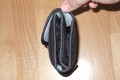 Foto von Jrg Langer\n\nKommentar des Nutzers:\n\nIn diese Zubehrtasche aus dem Lowepro Portfolio knnen in den 6 Fchern jede Menge Filter untergebracht werden. Die Innenseite ist aus sehr weichem Stoff gestaltet, so das die Filter nicht zuschaden kommen. Das Etui ist gepolstert, so das auch ein herunterfallen des gesamten Etuis den Filtern nicht anhaben kann.\n\nWir haben hier drinne:\nOben links: B&W Ksmann Slim mit Deckel POL\nOben rechts: 2x Hoya Graufilter ND4 & ND8 in 77 miteinander verschraubt\nMitte linkes: Filteradapterringe in 77-67,67-58, 58-52\nUnten links: Cokin Sunset\nUnten rechts: Cokin Grauverlauf\nMitte rechts: Canon 500D in 77mm