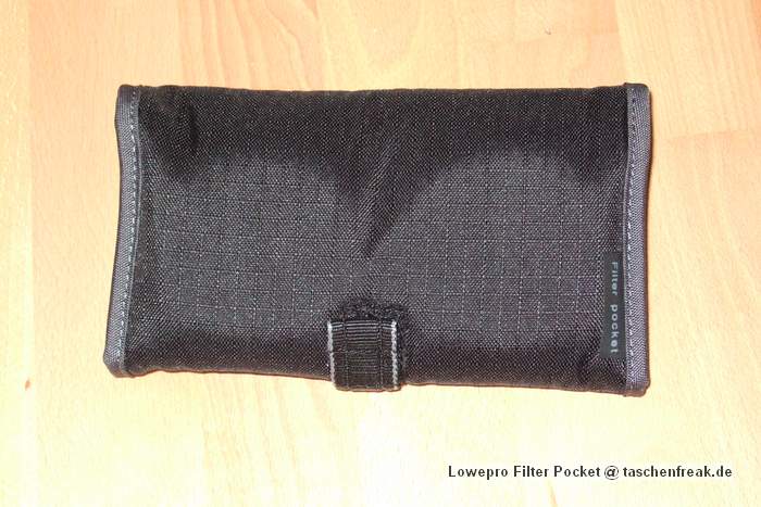 Foto von Jrg Langer\n\nKommentar des Nutzers:\n\nIn diese Zubehrtasche aus dem Lowepro Portfolio knnen in den 6 Fchern jede Menge Filter untergebracht werden. Die Innenseite ist aus sehr weichem Stoff gestaltet, so das die Filter nicht zuschaden kommen. Das Etui ist gepolstert, so das auch ein herunterfallen des gesamten Etuis den Filtern nicht anhaben kann.\n\nWir haben hier drinne:\nOben links: B&W Ksmann Slim mit Deckel POL\nOben rechts: 2x Hoya Graufilter ND4 & ND8 in 77 miteinander verschraubt\nMitte linkes: Filteradapterringe in 77-67,67-58, 58-52\nUnten links: Cokin Sunset\nUnten rechts: Cokin Grauverlauf\nMitte rechts: Canon 500D in 77mm