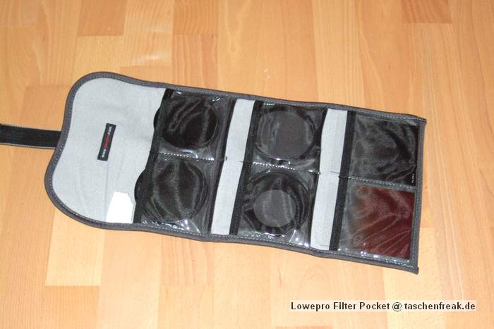 Foto von Jrg Langer\n\nKommentar des Nutzers:\n\nIn diese Zubehrtasche aus dem Lowepro Portfolio knnen in den 6 Fchern jede Menge Filter untergebracht werden. Die Innenseite ist aus sehr weichem Stoff gestaltet, so das die Filter nicht zuschaden kommen. Das Etui ist gepolstert, so das auch ein herunterfallen des gesamten Etuis den Filtern nicht anhaben kann.\n\nWir haben hier drinne:\nOben links: B&W Ksmann Slim mit Deckel POL\nOben rechts: 2x Hoya Graufilter ND4 & ND8 in 77 miteinander verschraubt\nMitte linkes: Filteradapterringe in 77-67,67-58, 58-52\nUnten links: Cokin Sunset\nUnten rechts: Cokin Grauverlauf\nMitte rechts: Canon 500D in 77mm