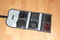 Foto von Jrg Langer\n\nKommentar des Nutzers:\n\nIn diese Zubehrtasche aus dem Lowepro Portfolio knnen in den 6 Fchern jede Menge Filter untergebracht werden. Die Innenseite ist aus sehr weichem Stoff gestaltet, so das die Filter nicht zuschaden kommen. Das Etui ist gepolstert, so das auch ein herunterfallen des gesamten Etuis den Filtern nicht anhaben kann.\n\nWir haben hier drinne:\nOben links: B&W Ksmann Slim mit Deckel POL\nOben rechts: 2x Hoya Graufilter ND4 & ND8 in 77 miteinander verschraubt\nMitte linkes: Filteradapterringe in 77-67,67-58, 58-52\nUnten links: Cokin Sunset\nUnten rechts: Cokin Grauverlauf\nMitte rechts: Canon 500D in 77mm