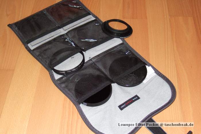 Foto von Jrg Langer\n\nKommentar des Nutzers:\n\nIn diese Zubehrtasche aus dem Lowepro Portfolio knnen in den 6 Fchern jede Menge Filter untergebracht werden. Die Innenseite ist aus sehr weichem Stoff gestaltet, so das die Filter nicht zuschaden kommen. Das Etui ist gepolstert, so das auch ein herunterfallen des gesamten Etuis den Filtern nicht anhaben kann.\n\nWir haben hier drinne:\nOben links: B&W Ksmann Slim mit Deckel POL\nOben rechts: 2x Hoya Graufilter ND4 & ND8 in 77 miteinander verschraubt\nMitte linkes: Filteradapterringe in 77-67,67-58, 58-52\nUnten links: Cokin Sunset\nUnten rechts: Cokin Grauverlauf\nMitte rechts: Canon 500D in 77mm