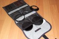 Foto von Jrg Langer\n\nKommentar des Nutzers:\n\nIn diese Zubehrtasche aus dem Lowepro Portfolio knnen in den 6 Fchern jede Menge Filter untergebracht werden. Die Innenseite ist aus sehr weichem Stoff gestaltet, so das die Filter nicht zuschaden kommen. Das Etui ist gepolstert, so das auch ein herunterfallen des gesamten Etuis den Filtern nicht anhaben kann.\n\nWir haben hier drinne:\nOben links: B&W Ksmann Slim mit Deckel POL\nOben rechts: 2x Hoya Graufilter ND4 & ND8 in 77 miteinander verschraubt\nMitte linkes: Filteradapterringe in 77-67,67-58, 58-52\nUnten links: Cokin Sunset\nUnten rechts: Cokin Grauverlauf\nMitte rechts: Canon 500D in 77mm