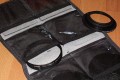 Foto von Jrg Langer\n\nKommentar des Nutzers:\n\nIn diese Zubehrtasche aus dem Lowepro Portfolio knnen in den 6 Fchern jede Menge Filter untergebracht werden. Die Innenseite ist aus sehr weichem Stoff gestaltet, so das die Filter nicht zuschaden kommen. Das Etui ist gepolstert, so das auch ein herunterfallen des gesamten Etuis den Filtern nicht anhaben kann.\n\nWir haben hier drinne:\nOben links: B&W Ksmann Slim mit Deckel POL\nOben rechts: 2x Hoya Graufilter ND4 & ND8 in 77 miteinander verschraubt\nMitte linkes: Filteradapterringe in 77-67,67-58, 58-52\nUnten links: Cokin Sunset\nUnten rechts: Cokin Grauverlauf\nMitte rechts: Canon 500D in 77mm