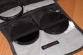 Foto von Jrg Langer\n\nKommentar des Nutzers:\n\nIn diese Zubehrtasche aus dem Lowepro Portfolio knnen in den 6 Fchern jede Menge Filter untergebracht werden. Die Innenseite ist aus sehr weichem Stoff gestaltet, so das die Filter nicht zuschaden kommen. Das Etui ist gepolstert, so das auch ein herunterfallen des gesamten Etuis den Filtern nicht anhaben kann.\n\nWir haben hier drinne:\nOben links: B&W Ksmann Slim mit Deckel POL\nOben rechts: 2x Hoya Graufilter ND4 & ND8 in 77 miteinander verschraubt\nMitte linkes: Filteradapterringe in 77-67,67-58, 58-52\nUnten links: Cokin Sunset\nUnten rechts: Cokin Grauverlauf\nMitte rechts: Canon 500D in 77mm