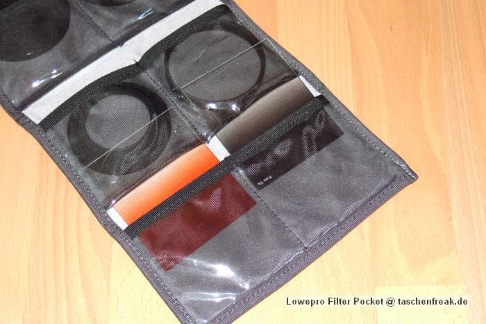 Foto von Jrg Langer\n\nKommentar des Nutzers:\n\nIn diese Zubehrtasche aus dem Lowepro Portfolio knnen in den 6 Fchern jede Menge Filter untergebracht werden. Die Innenseite ist aus sehr weichem Stoff gestaltet, so das die Filter nicht zuschaden kommen. Das Etui ist gepolstert, so das auch ein herunterfallen des gesamten Etuis den Filtern nicht anhaben kann.\n\nWir haben hier drinne:\nOben links: B&W Ksmann Slim mit Deckel POL\nOben rechts: 2x Hoya Graufilter ND4 & ND8 in 77 miteinander verschraubt\nMitte linkes: Filteradapterringe in 77-67,67-58, 58-52\nUnten links: Cokin Sunset\nUnten rechts: Cokin Grauverlauf\nMitte rechts: Canon 500D in 77mm