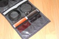 Foto von Jrg Langer\n\nKommentar des Nutzers:\n\nIn diese Zubehrtasche aus dem Lowepro Portfolio knnen in den 6 Fchern jede Menge Filter untergebracht werden. Die Innenseite ist aus sehr weichem Stoff gestaltet, so das die Filter nicht zuschaden kommen. Das Etui ist gepolstert, so das auch ein herunterfallen des gesamten Etuis den Filtern nicht anhaben kann.\n\nWir haben hier drinne:\nOben links: B&W Ksmann Slim mit Deckel POL\nOben rechts: 2x Hoya Graufilter ND4 & ND8 in 77 miteinander verschraubt\nMitte linkes: Filteradapterringe in 77-67,67-58, 58-52\nUnten links: Cokin Sunset\nUnten rechts: Cokin Grauverlauf\nMitte rechts: Canon 500D in 77mm